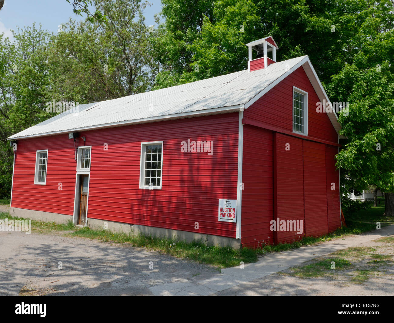 Un dipinto di rosso fienile rurale In Newtonville Ontario Canada tipico della storica architettura canadese Foto Stock