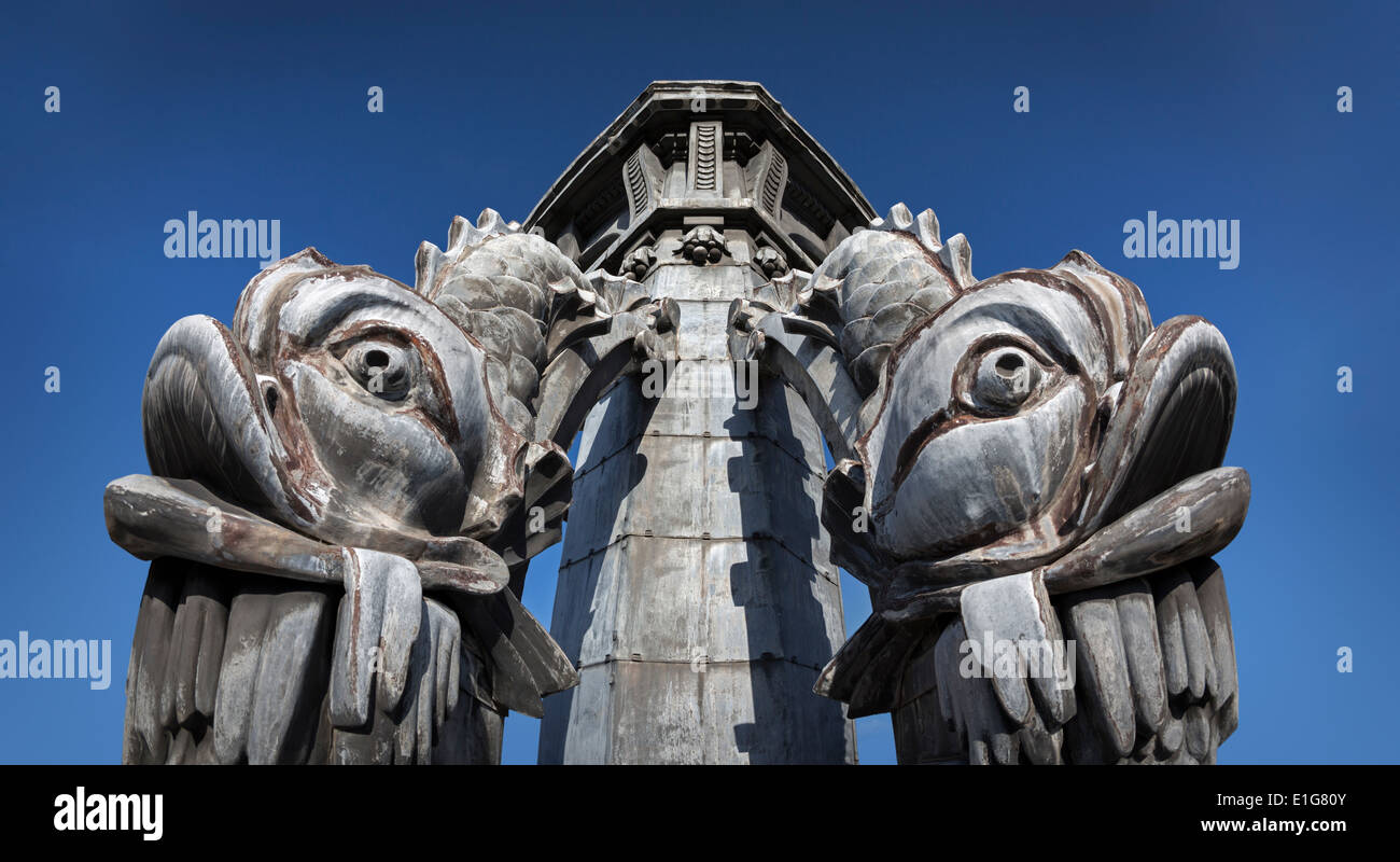 Le coperture in metallo con delfini stilizzati sulla sommità dello zinco e stagno del tetto della Vichy municipio (Allier - Auvergne - Francia). Foto Stock