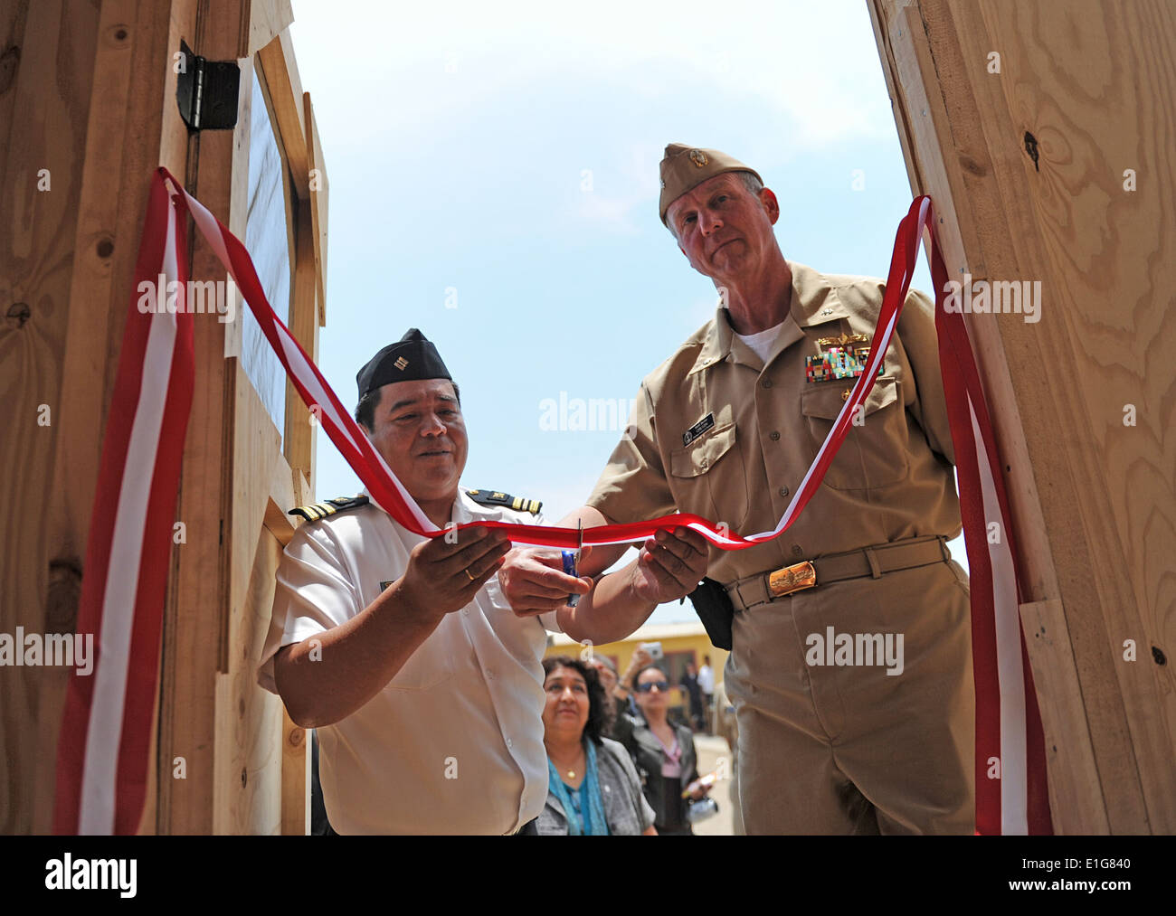 Stati Uniti Navy Cmdr. Mark Becker, destra, comandante della missione del sud della stazione di partenariato (SPS 2011) e Marina peruviana Capit?n de C Foto Stock