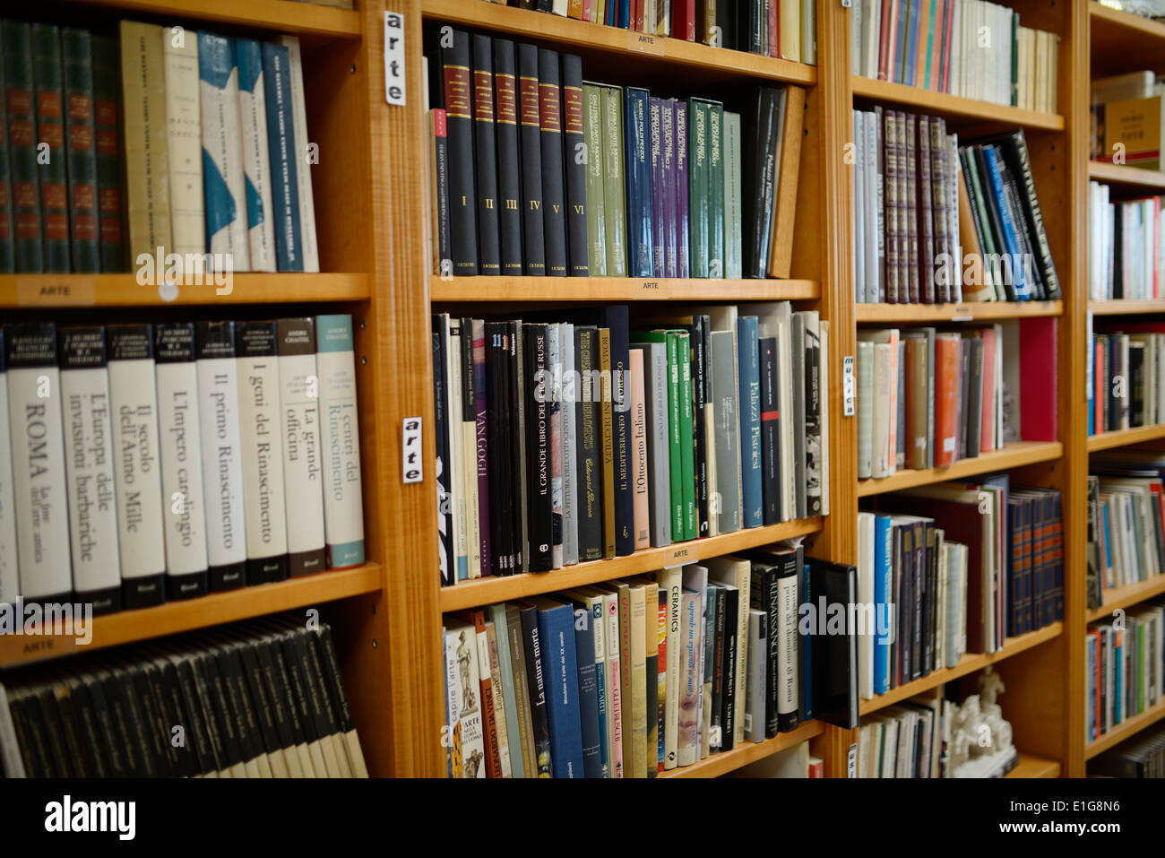 Alberto di giovanni biblioteca italiana libro scaffali in Columbus Centre Toronto Canada Foto Stock