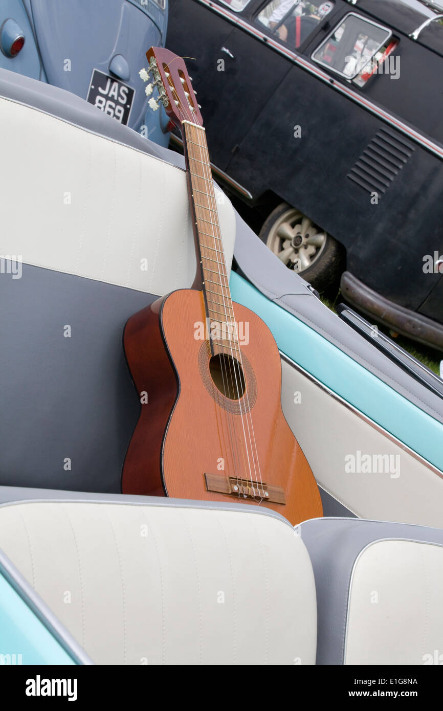 Chitarra sul sedile posteriore di una decappottabile luce blu cadillac Foto Stock