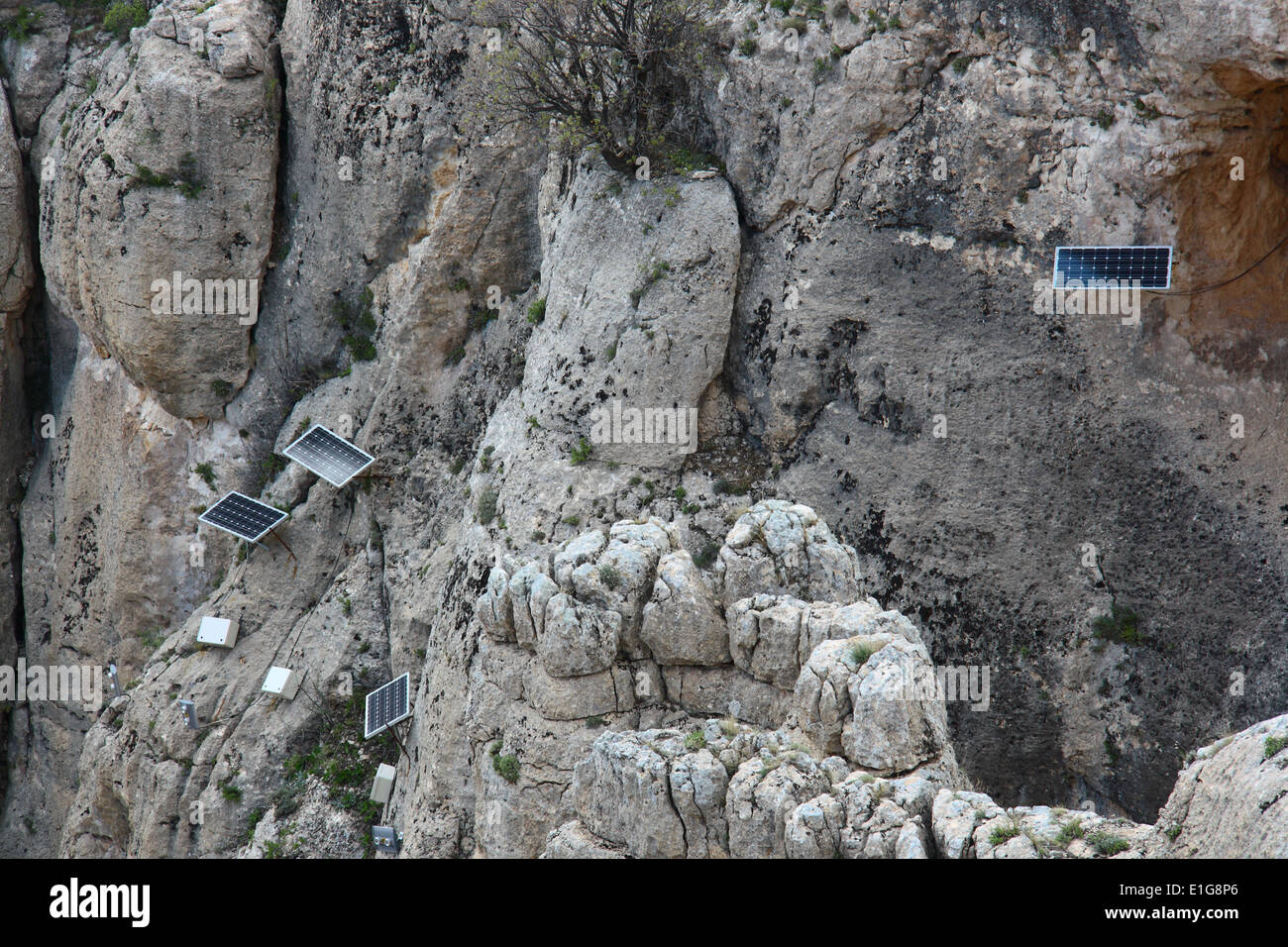 Pannelli fotovoltaici su rocce la generazione di energia Foto Stock