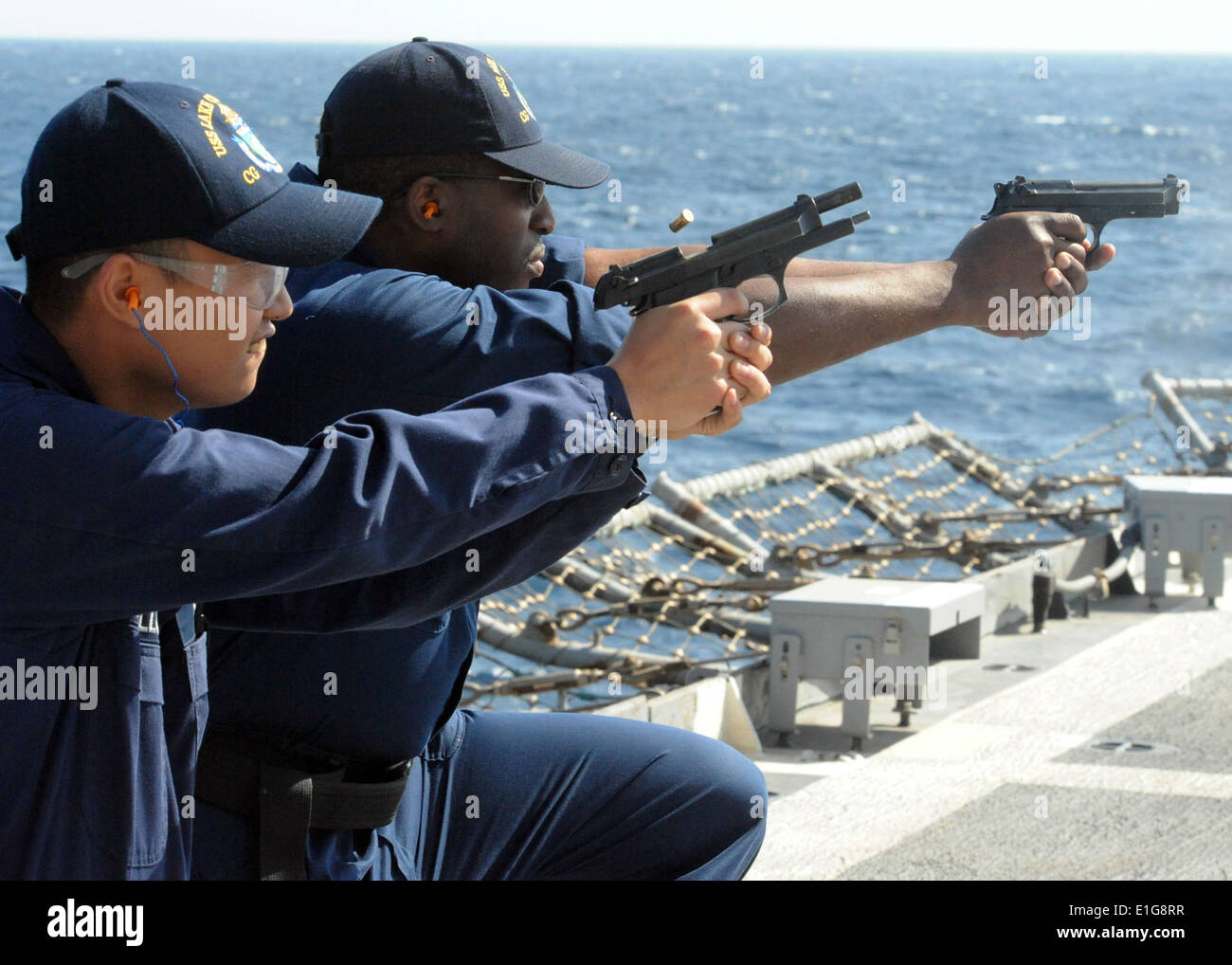 Stati Uniti Navy specialista della logistica 2a classe Alexander Castillo, sinistro e i sistemi di informazione tecnico 1a classe Cyrus Fluitt fi Foto Stock