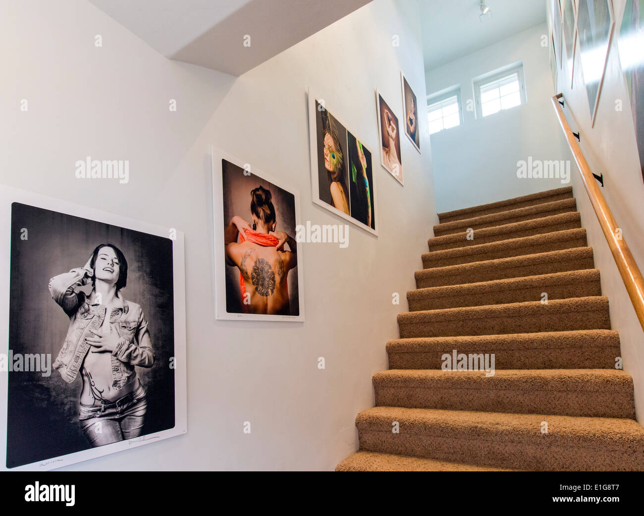 Ufficio scale decorate con arte Gicleé stampe fotografiche Foto Stock