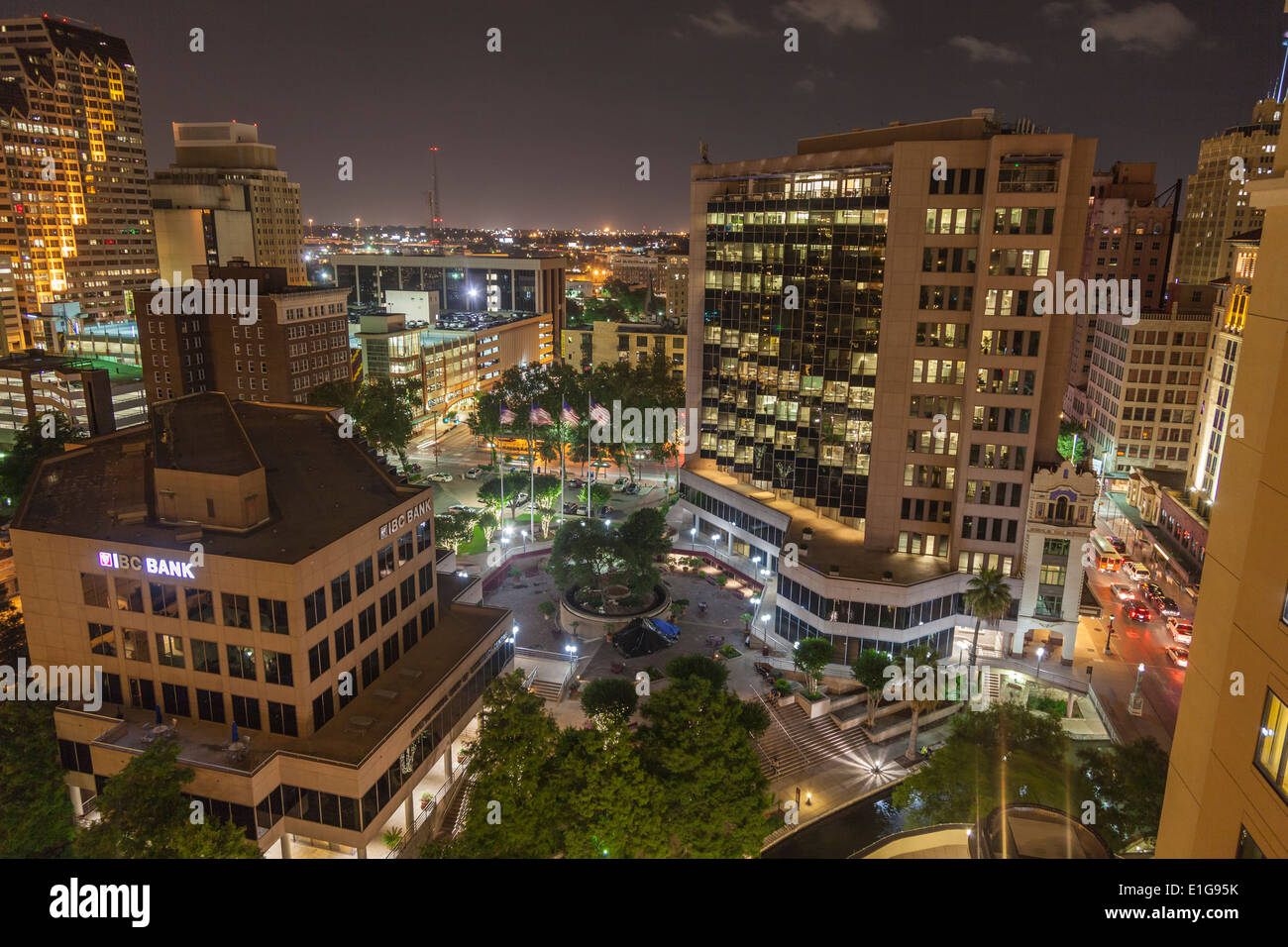 Passeggiata sul fiume nel centro di San Antonio, Texas di notte. Foto Stock