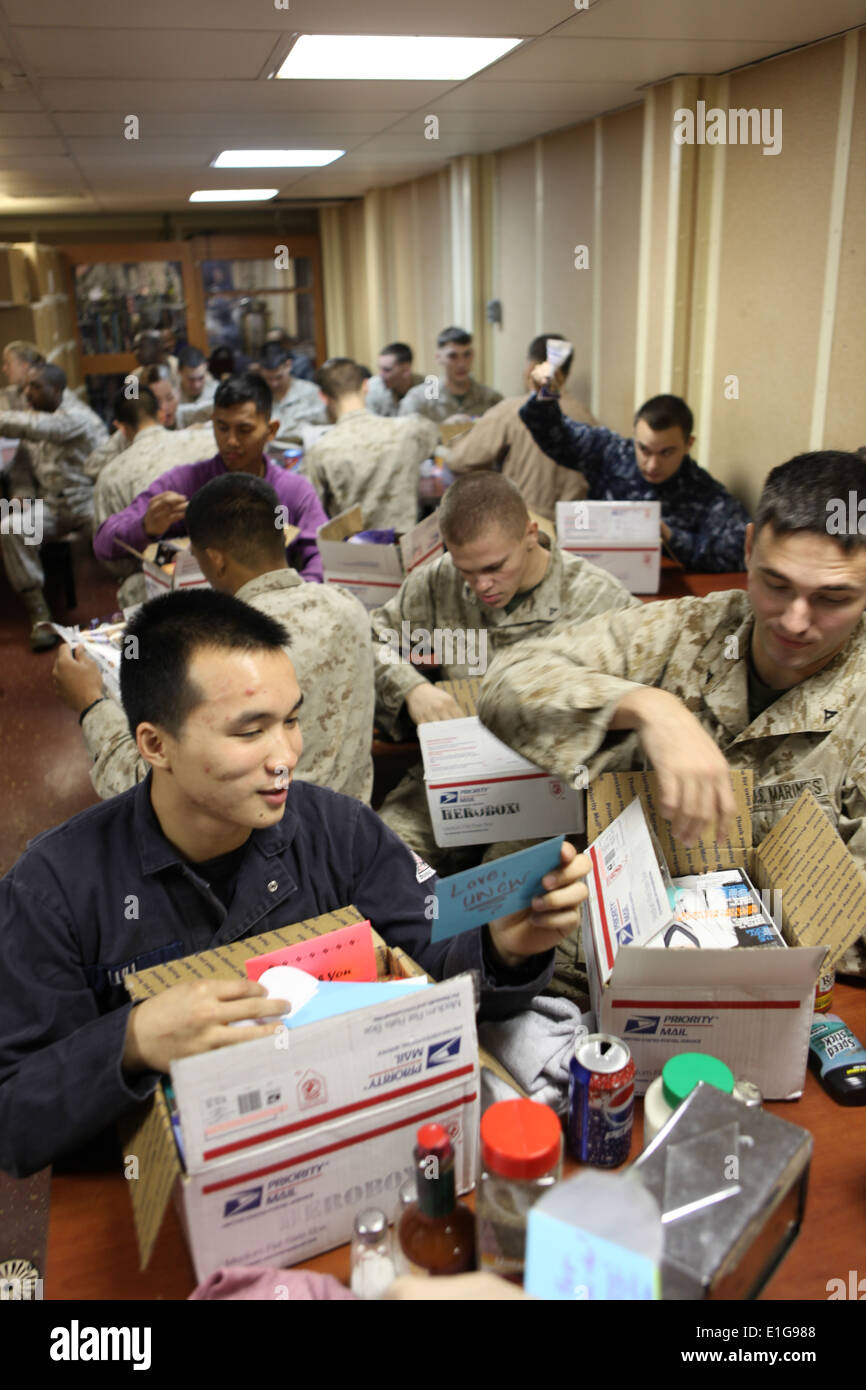 Stati Uniti Marinai e Marines di stanza a bordo Amphibious Assault nave USS Kearsarge (LHD 3) aprire HeroBoxes sul disordine dei ponti Gen 2 Foto Stock