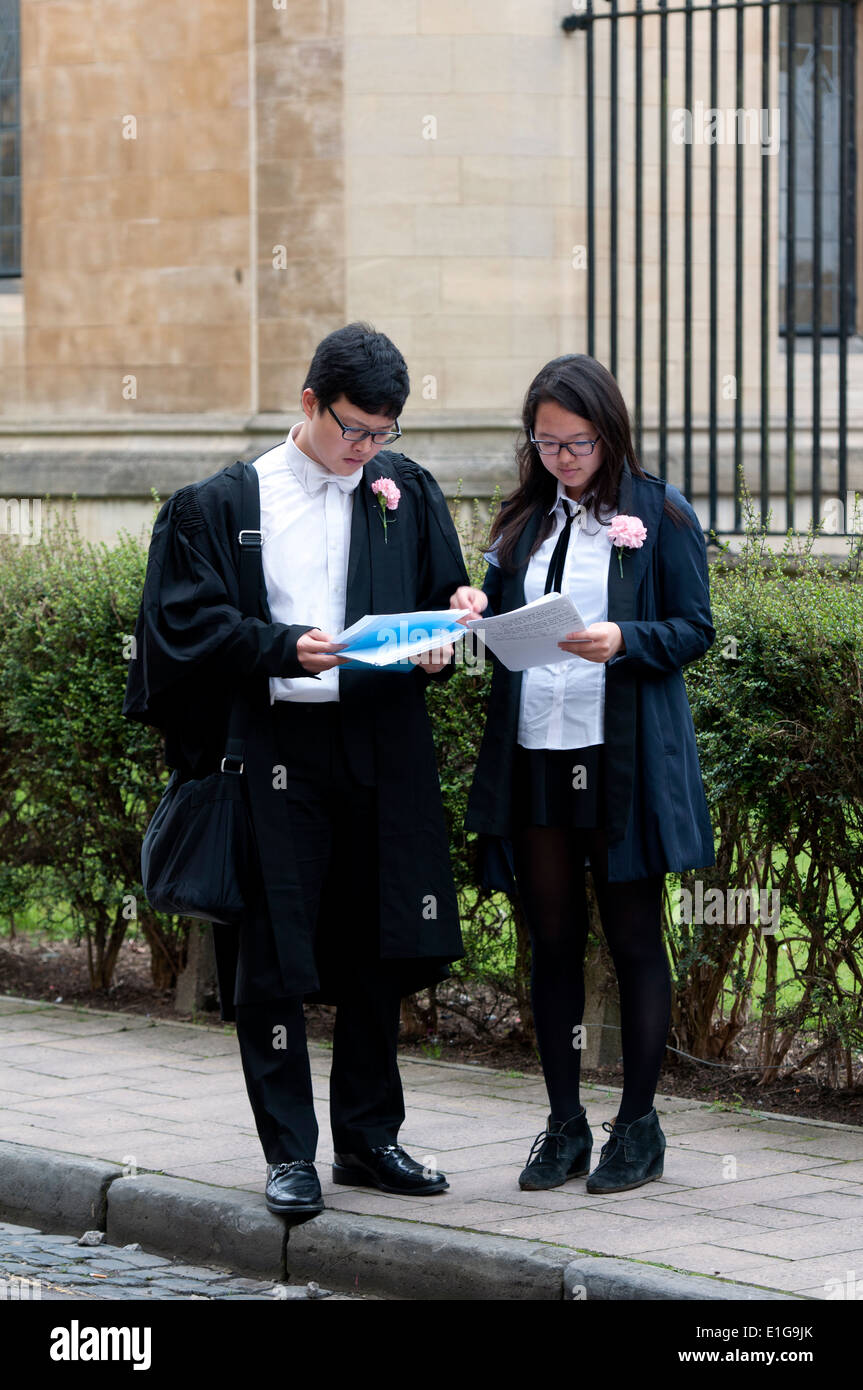 Gli studenti al di fuori delle sale esame edificio in attesa di sostenere gli esami di Oxford, Regno Unito Foto Stock