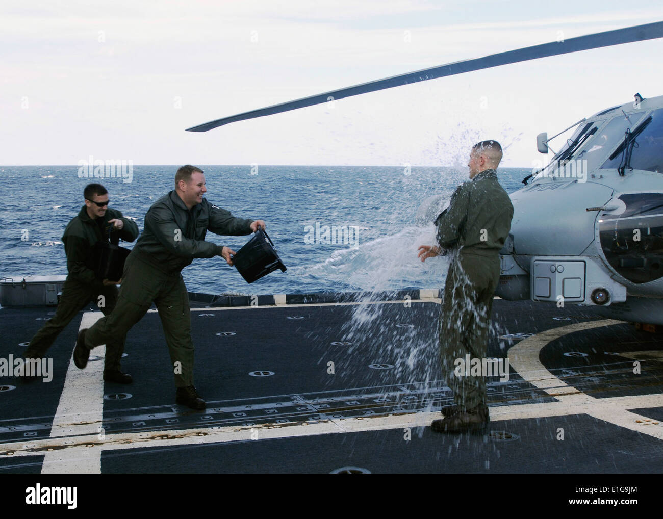 Stati Uniti Navy Lt. Thomas J. Eisenstatt, con elicottero sciopero marittimo Squadron (HSM) 70 attaccato al missile cruiser US Foto Stock