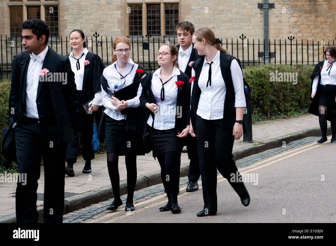 Gli studenti che arrivano all'esame Camere edificio per sostenere gli esami di Oxford, Regno Unito Foto Stock