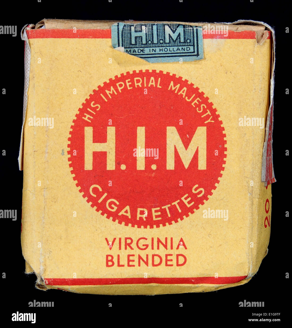 Il pacchetto di sigarette "His Imperial Majesty" è un pacchetto vintage di un marchio di sigarette noto per i suoi prodotti di lusso e di alta qualità. Il pacchetto riflette l'estetica del marchio e del design dell'industria delle sigarette durante il suo picco nella metà del XX secolo. Foto Stock