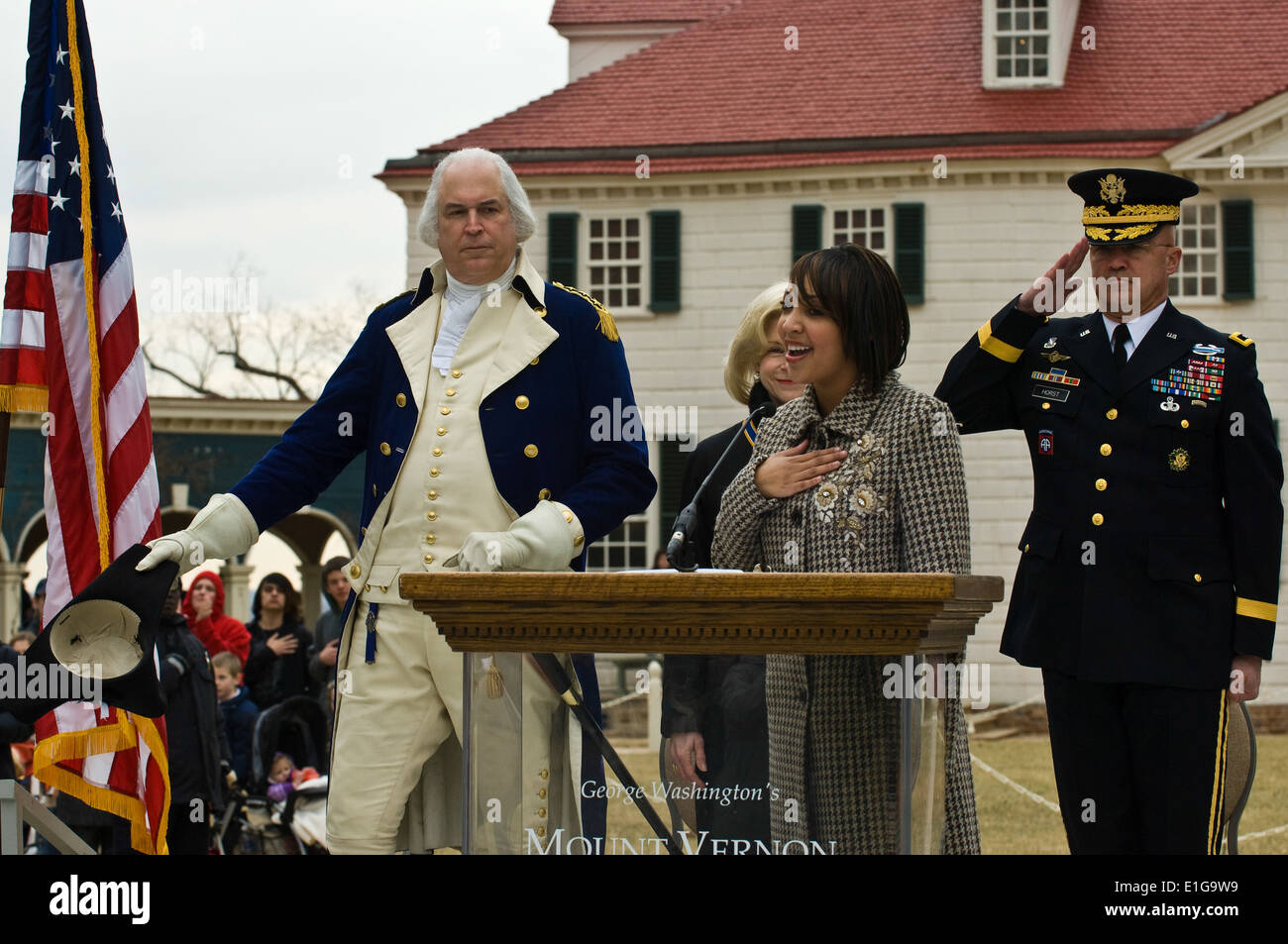 Caressa Cameron, Miss America 2010 e Miss Virginia 2009, canta l'inno nazionale durante il giorno del Presidente celebrazione presso la Foto Stock