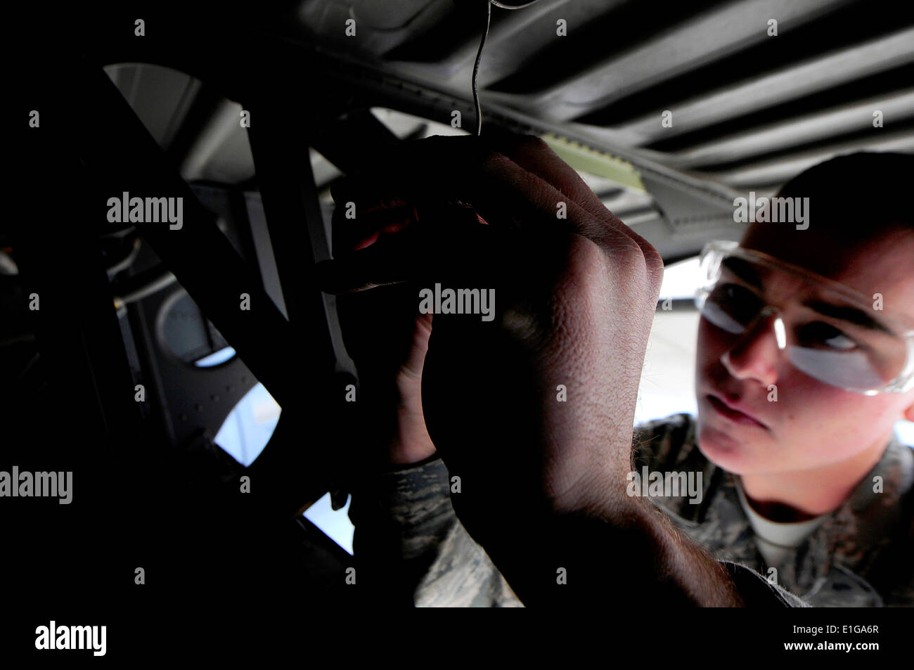 Stati Uniti Air Force Airman 1. Classe Ryan pate, con il 86º Manutenzione aeromobili squadrone, riparazioni di una formazione di luce su C-130J S Foto Stock