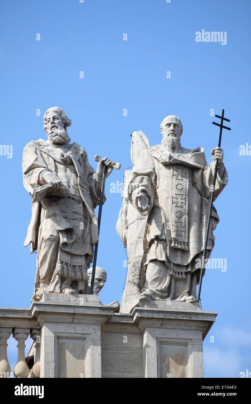 Le statue di alcuni santi sulla parte superiore della Basilica di San Giovanni in Laterano la facciata. Roma, Italia Foto Stock