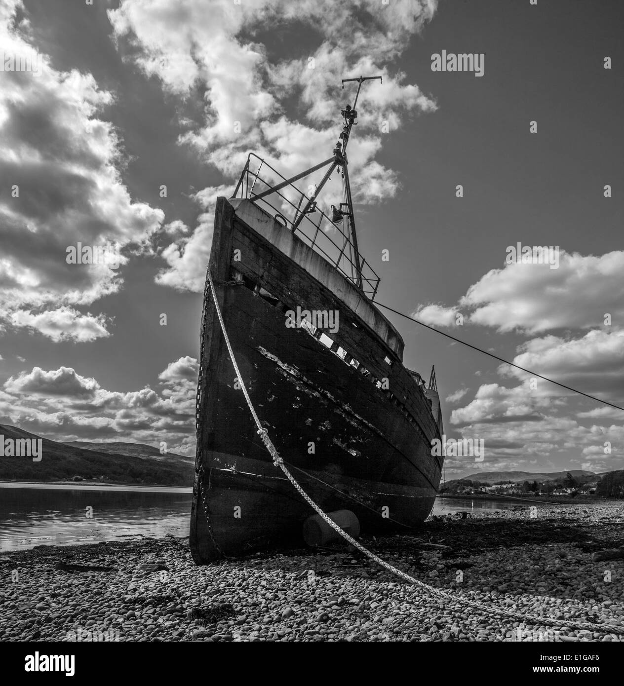 Una fregata barca sulle rive di Corpach Scotland in monocromatico. Foto Stock
