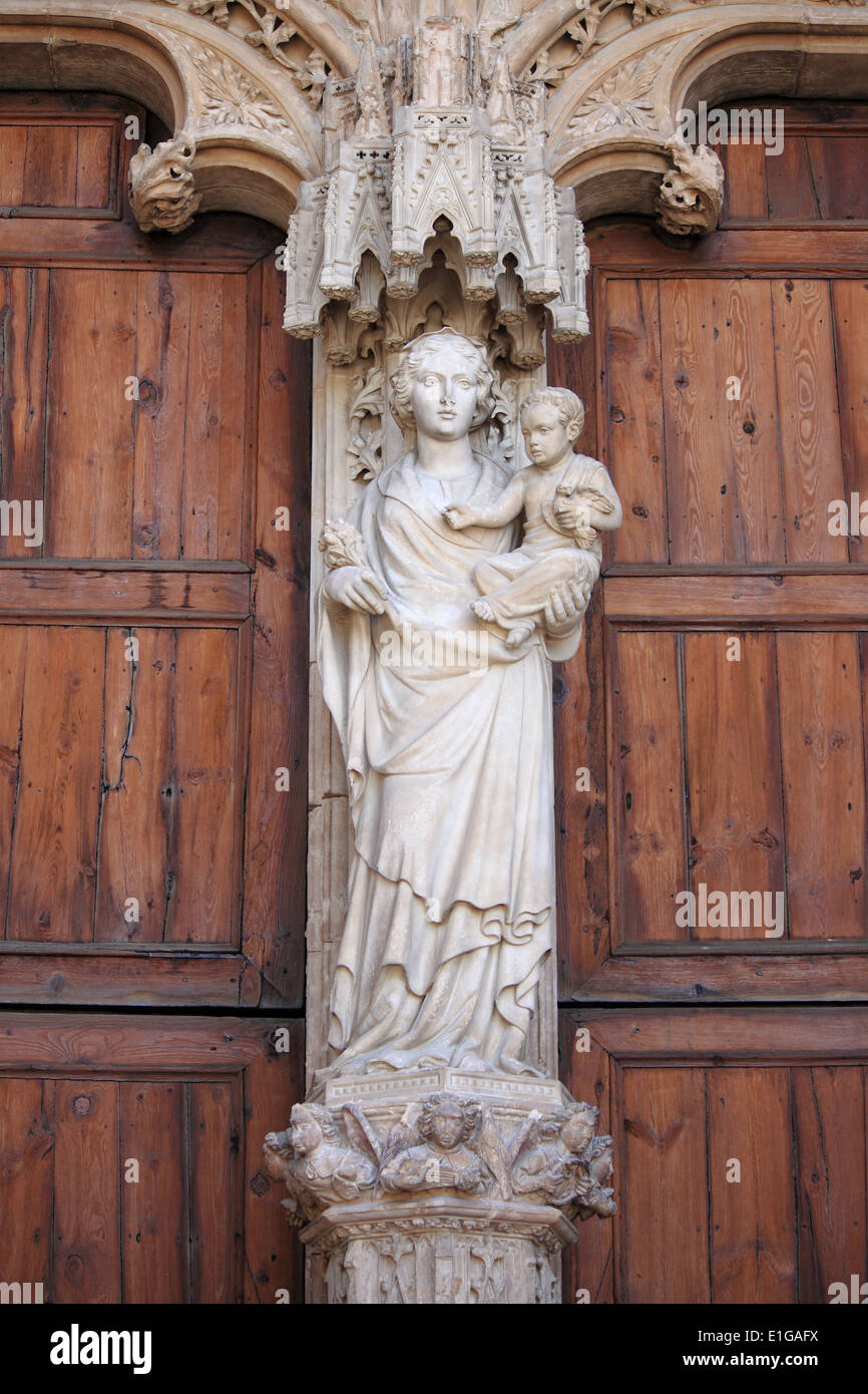 La statua della Vergine Maria con Gesù bambino nella cattedrale di Palma de Mallorca, Spagna Foto Stock