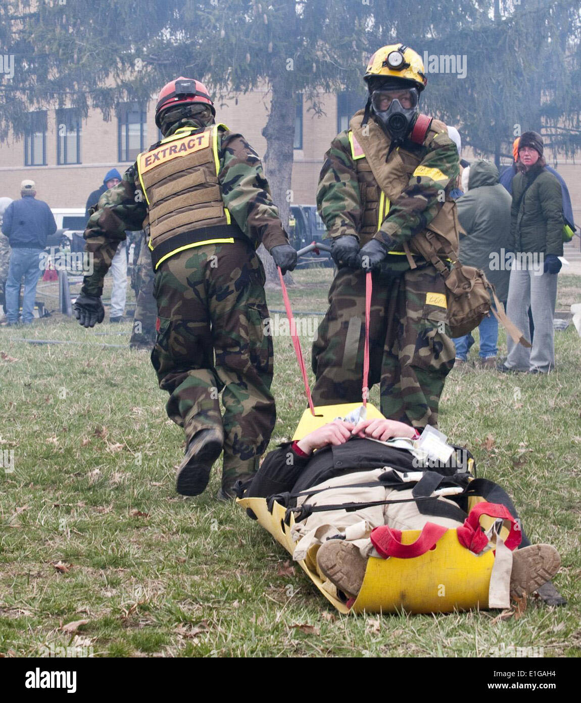 Stati Uniti Marines con la chimica, biologica Incident Response Force trasporti la simulazione di una esplosione nucleare vittima durante la vibrante ri Foto Stock