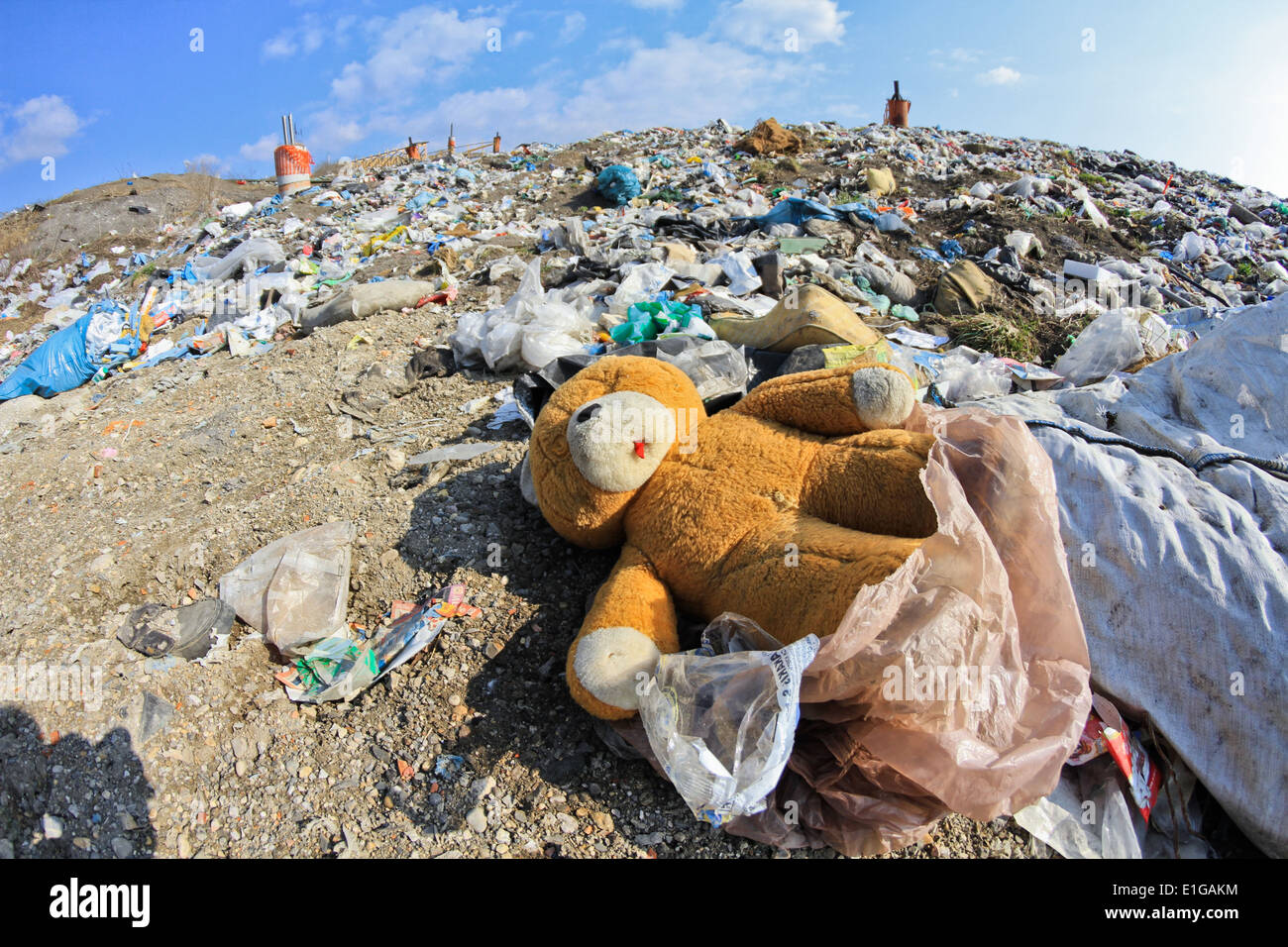 Abbandonato orsacchiotto in una discarica Foto Stock