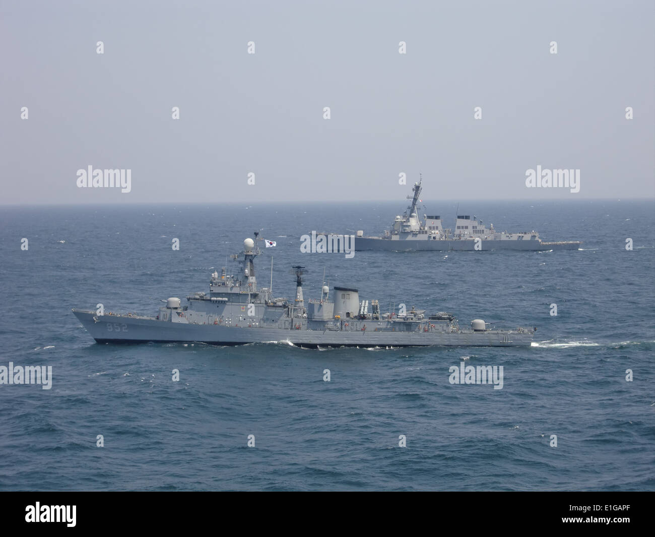 Il missile destroyer USS McCampbell (DDG 85), destra, crociere al fianco sud coreano frigate ROKS Seoul (FF 952) dur Foto Stock
