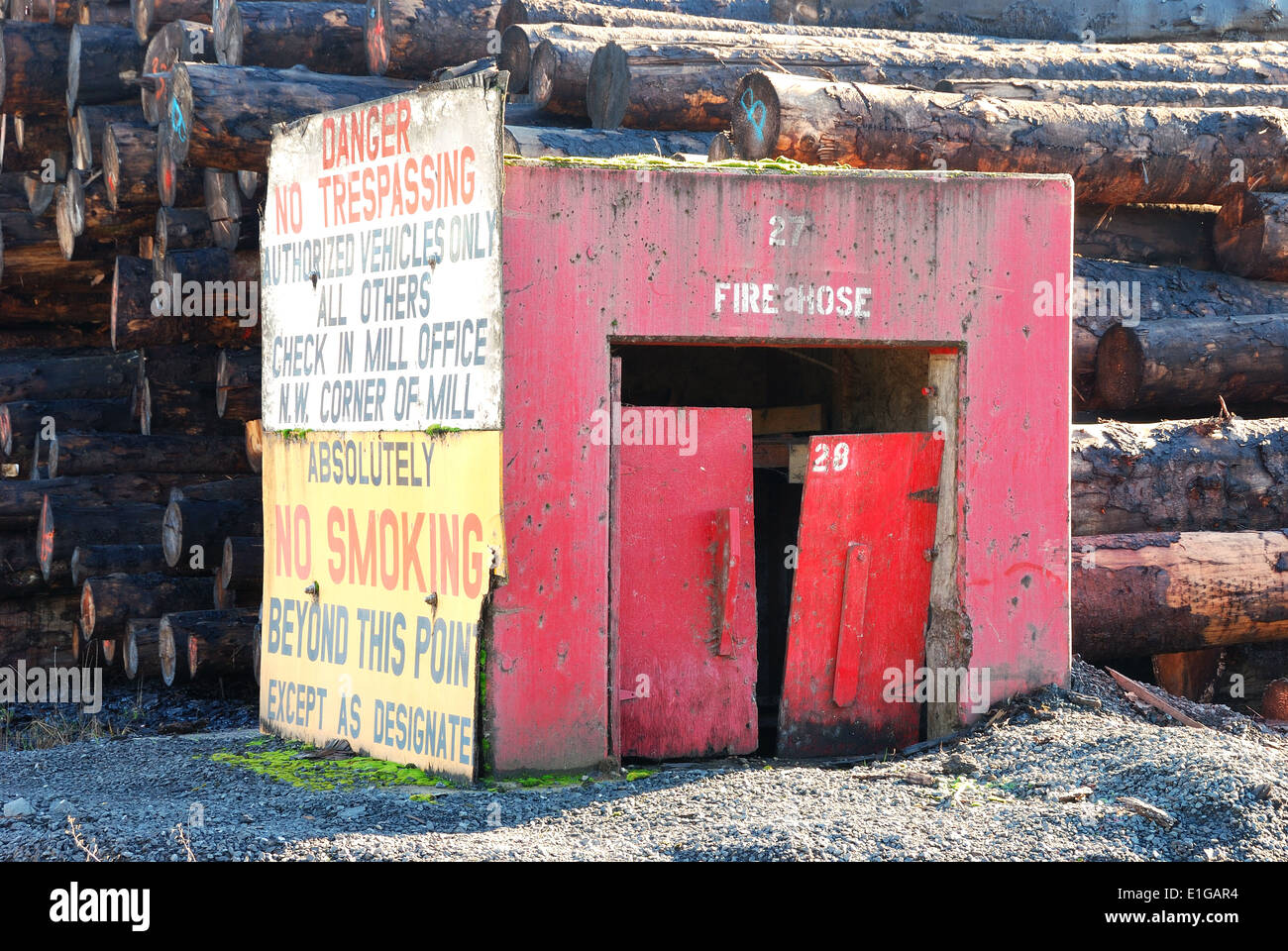 Idrante antincendio e casa del tubo flessibile in corrispondenza di un ripostiglio sito del mulino Foto Stock Idrante antincendio e casa del tubo flessibile in corrispondenza di un ripostiglio sito del mulino Foto Stock