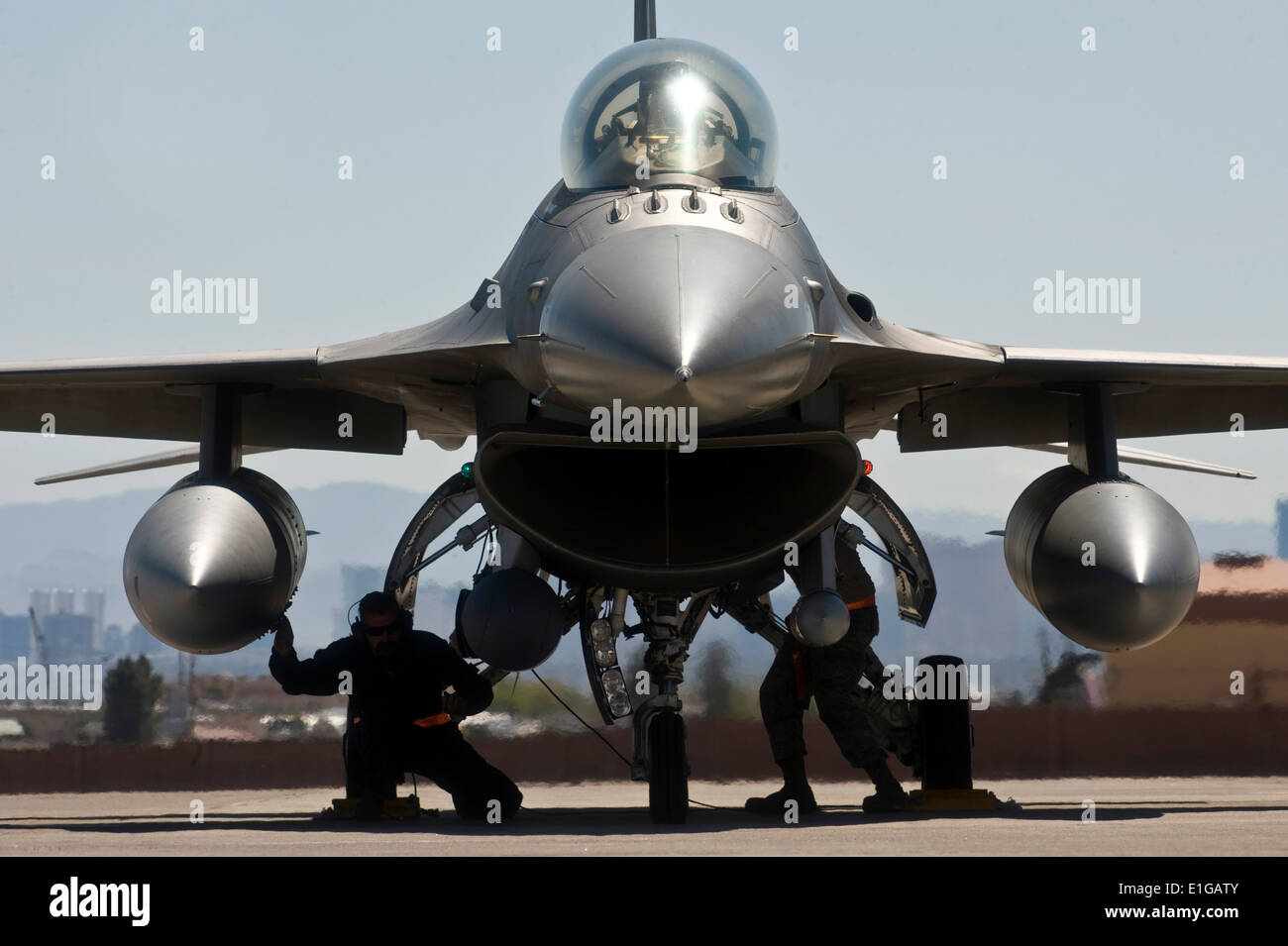 Stati Uniti Air Force aviatori 1a classe Jeremy Andrews e Stephen lungo, entrambi in equipaggio capi con il ventesimo Manutenzione aeromobili squadrone, Foto Stock