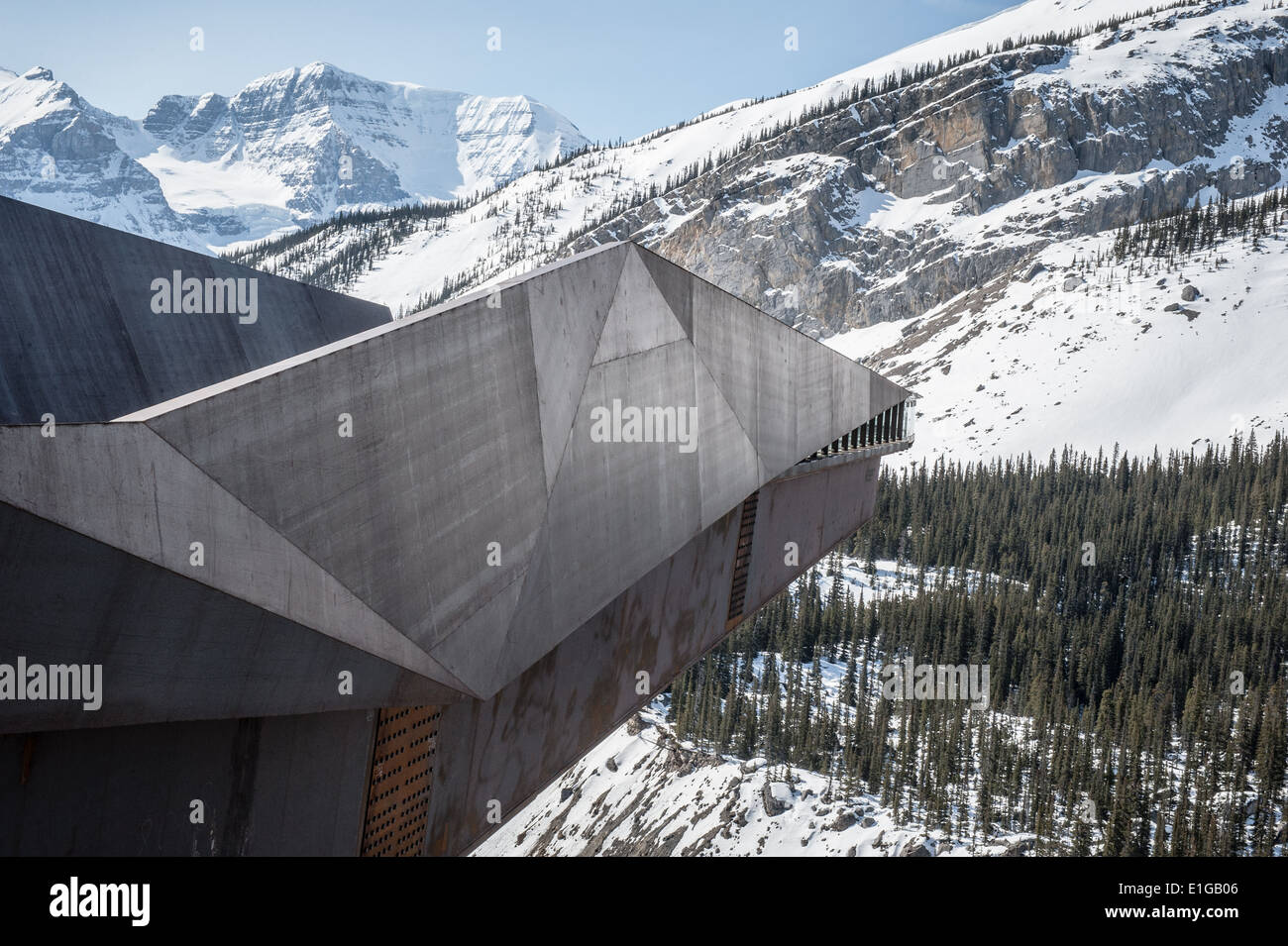 Il nuovo di zecca (Maggio 2014) il Glacier Skywalk piattaforma di osservazione 918 piedi sopra il piano della valle. Jasper, Alberta. Canada Foto Stock