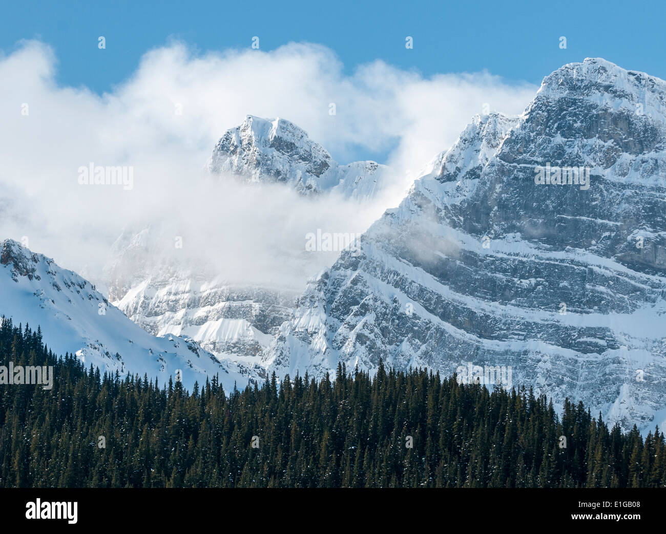 Le nuvole e le montagne che si eleva al di sopra del lago Chephren nel Parco Nazionale di Banff, Saskatchewan traversata, Alberta, Canada. Foto Stock