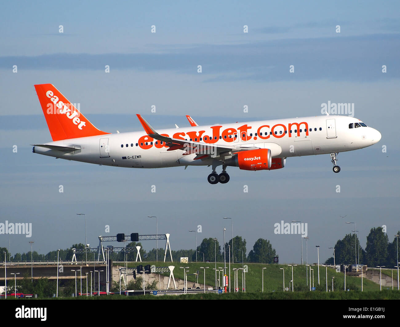 G-EZWR easyJet Airbus A320-214(WL) - CN 5981, atterrando all'aeroporto di Schiphol (AMS - EHAM), Paesi Bassi, 16 maggio2014, Foto Stock