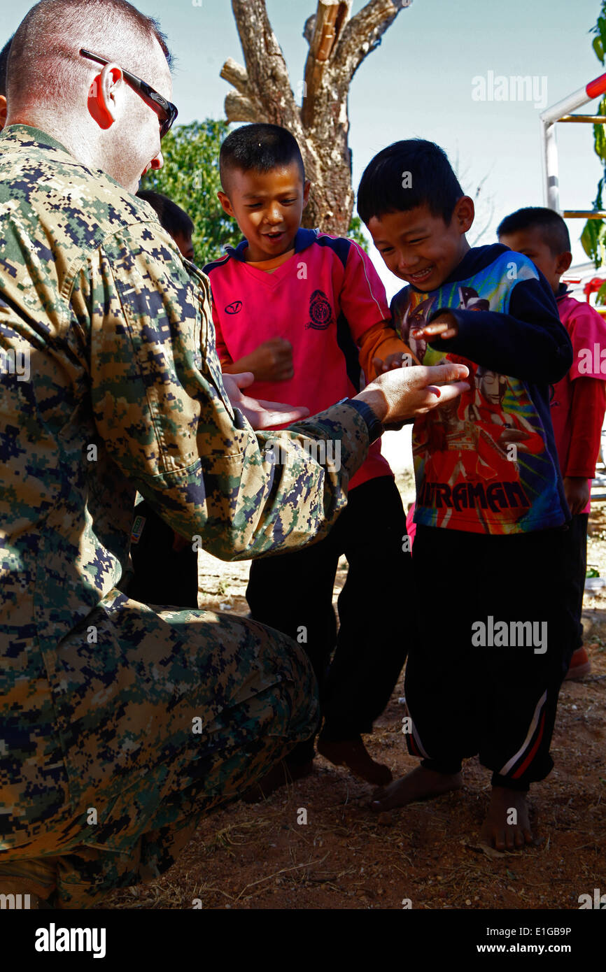 Stati Uniti Marine Corps Alistiar E. Howard, gli affari civili ufficiale con III Marine Expeditionary Force (III MEF), interagisce con Stu Foto Stock Stati Uniti Marine Corps Alistiar E. Howard, gli affari civili ufficiale con III Marine Expeditionary Force (III MEF), interagisce con Stu Foto Stock
