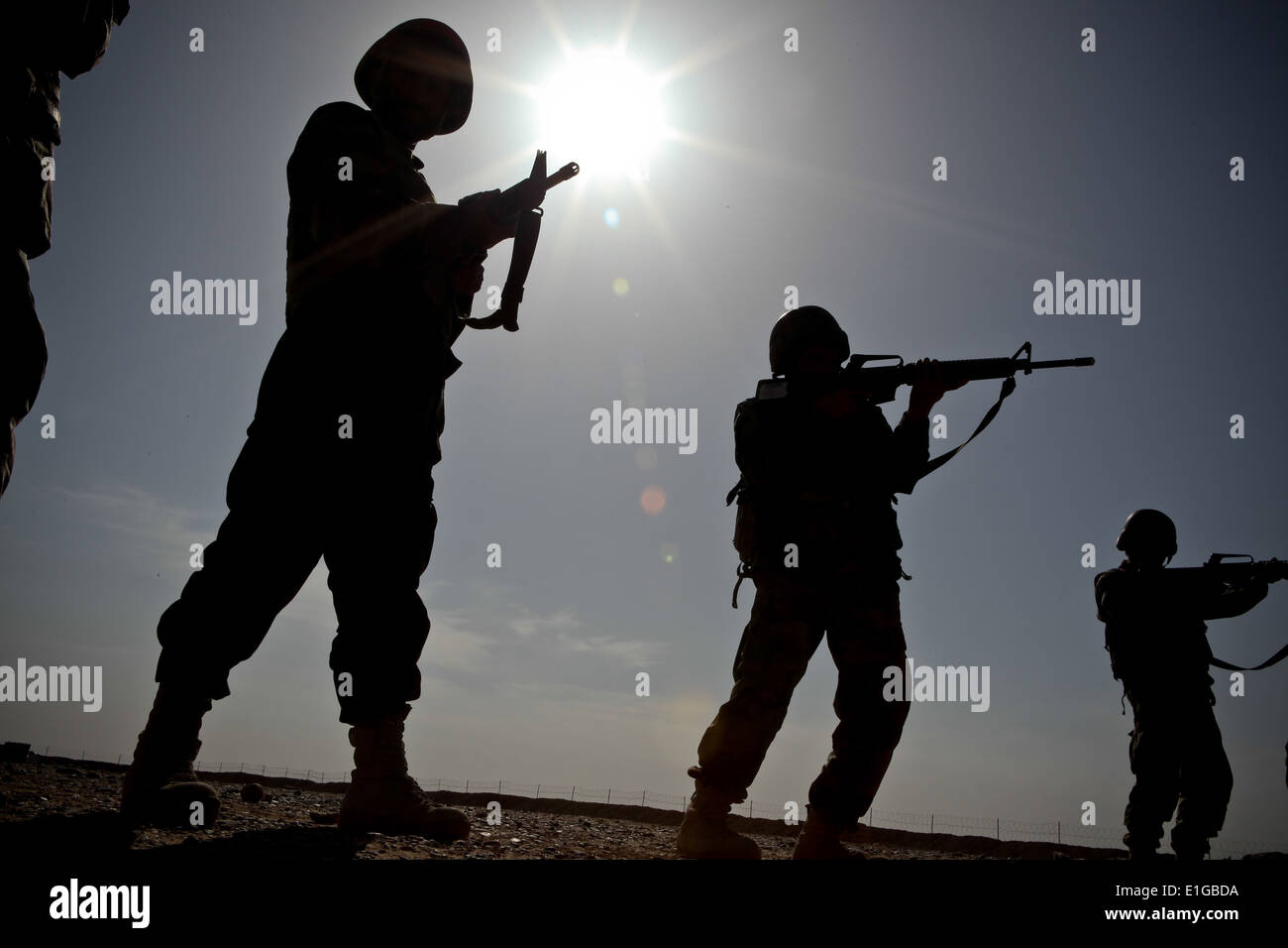 L Esercito nazionale afgano (ANA) i soldati provano in avvistamento sui loro obiettivi dalla posizione eretta durante l'apprendimento corretto firi Foto Stock