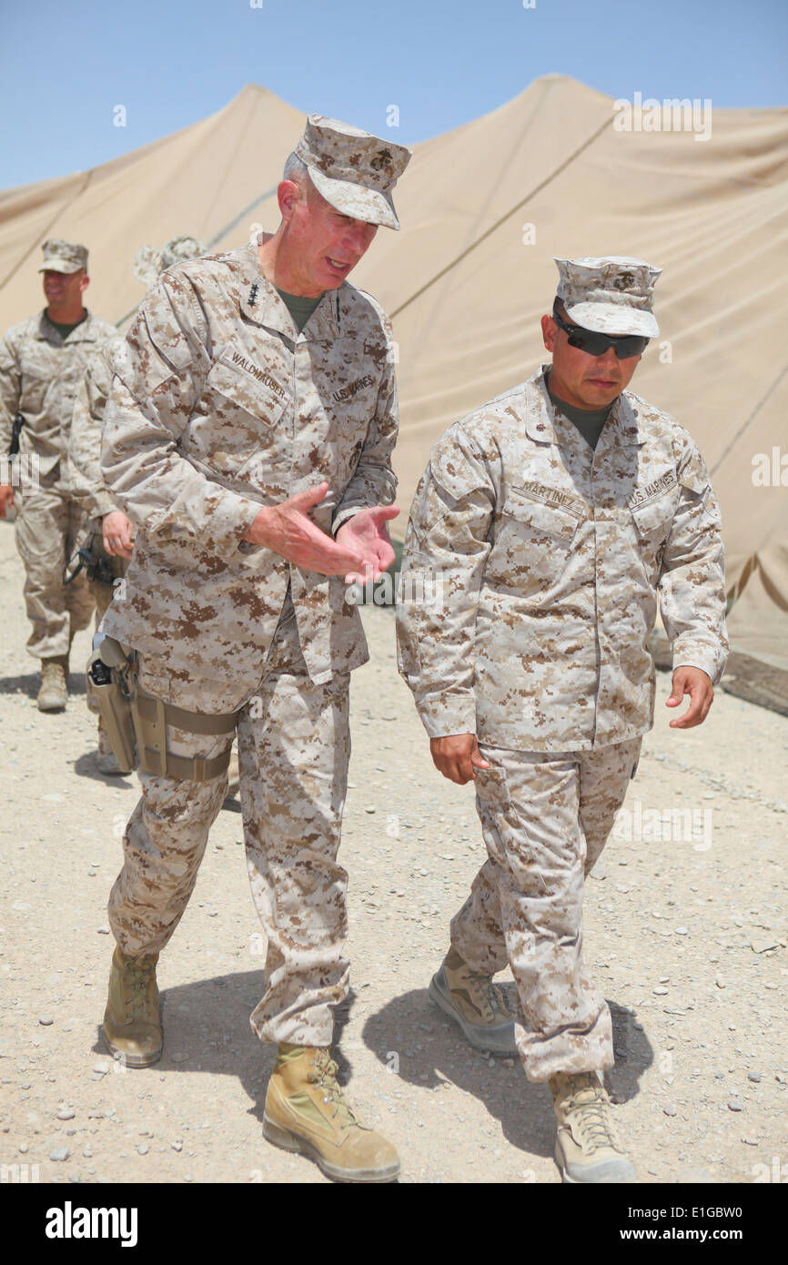 Stati Uniti Marine Corps Il Tenente Generale Thomas Waldhauser (sinistra), comandante della U.S. Le forze di Marina Centro di comando, colloqui e passeggiate Foto Stock