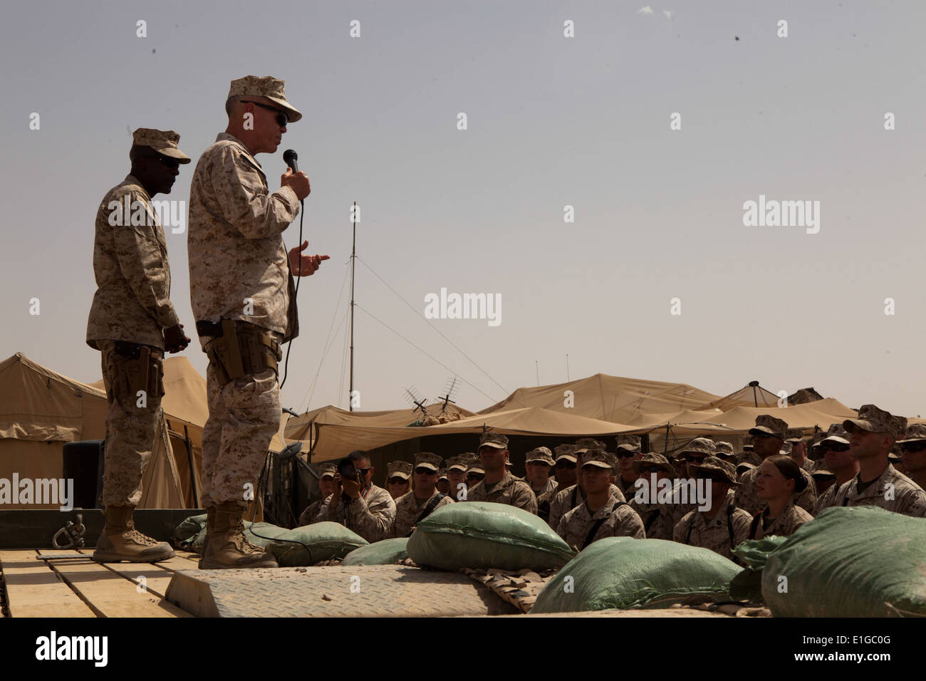 Stati Uniti Marine Corps gen. James Amos, a destra la trentacinquesima comandante del Marine Corps e Sgt. Il Mag. Carlton Kent, xvi sergean Foto Stock