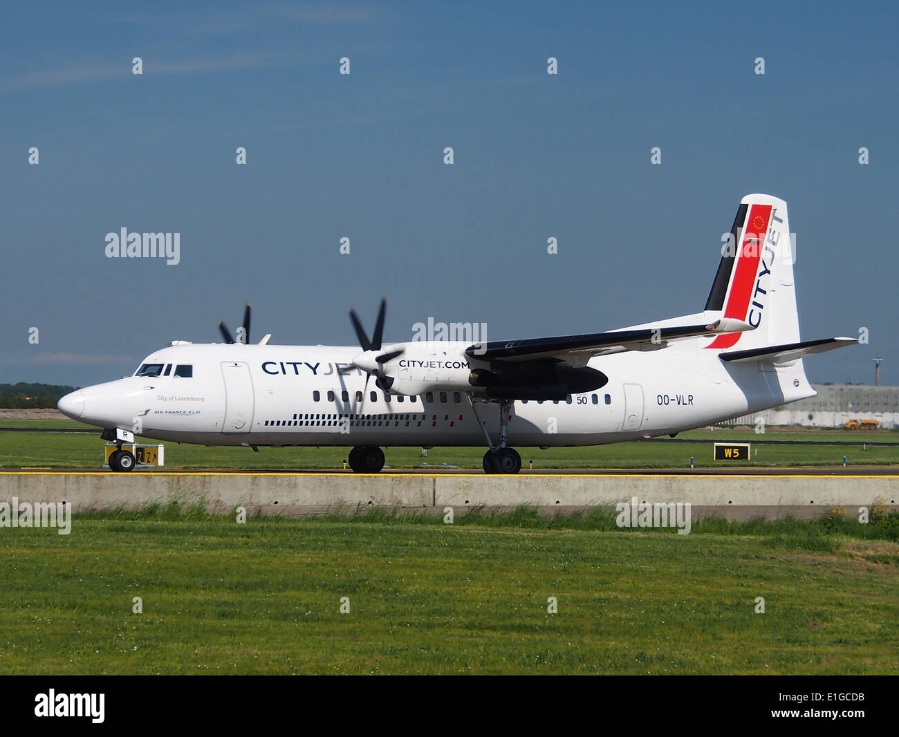 OO-VLR, un Cityjet Fokker F50, viene catturato all'aeroporto di Schiphol (AMS - EHAM) il 16 maggio 2014. Questo aeromobile fa parte della flotta regionale di Cityjet, che mostra le sue prestazioni in un contesto di aviazione commerciale. Foto Stock
