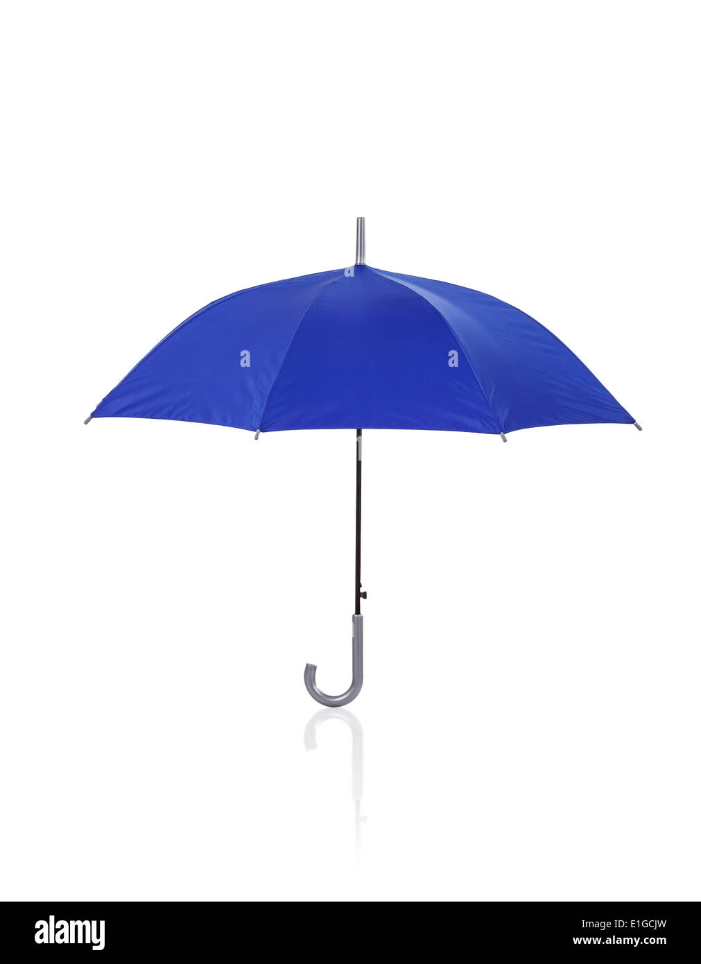 Aprire ombrello blu isolato su sfondo bianco Foto Stock
