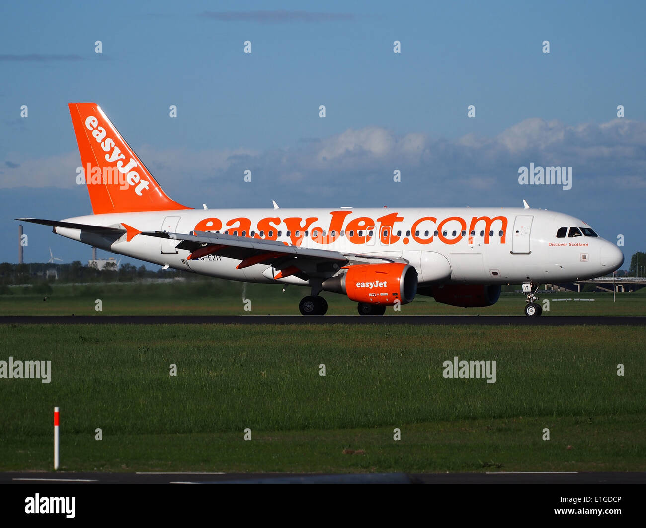 L'aereo G-EZIY è visto atterrare all'aeroporto di Schiphol nei Paesi Bassi il 6 maggio 2014. L'aereo fa parte di un volo commerciale in arrivo in uno degli aeroporti più trafficati d'Europa. Foto Stock