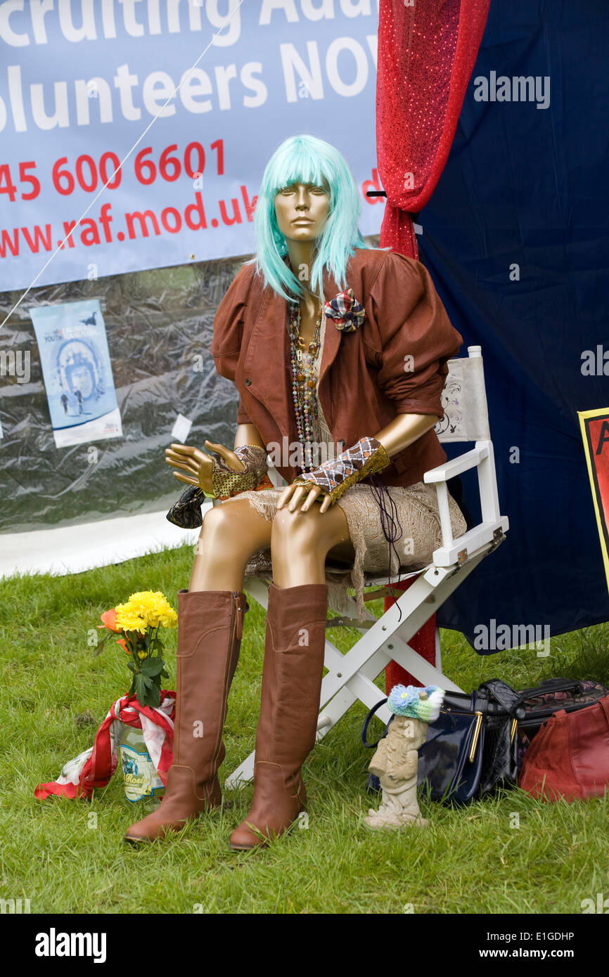 Manichino vestito in abiti retrò e Aqua parrucca Foto Stock