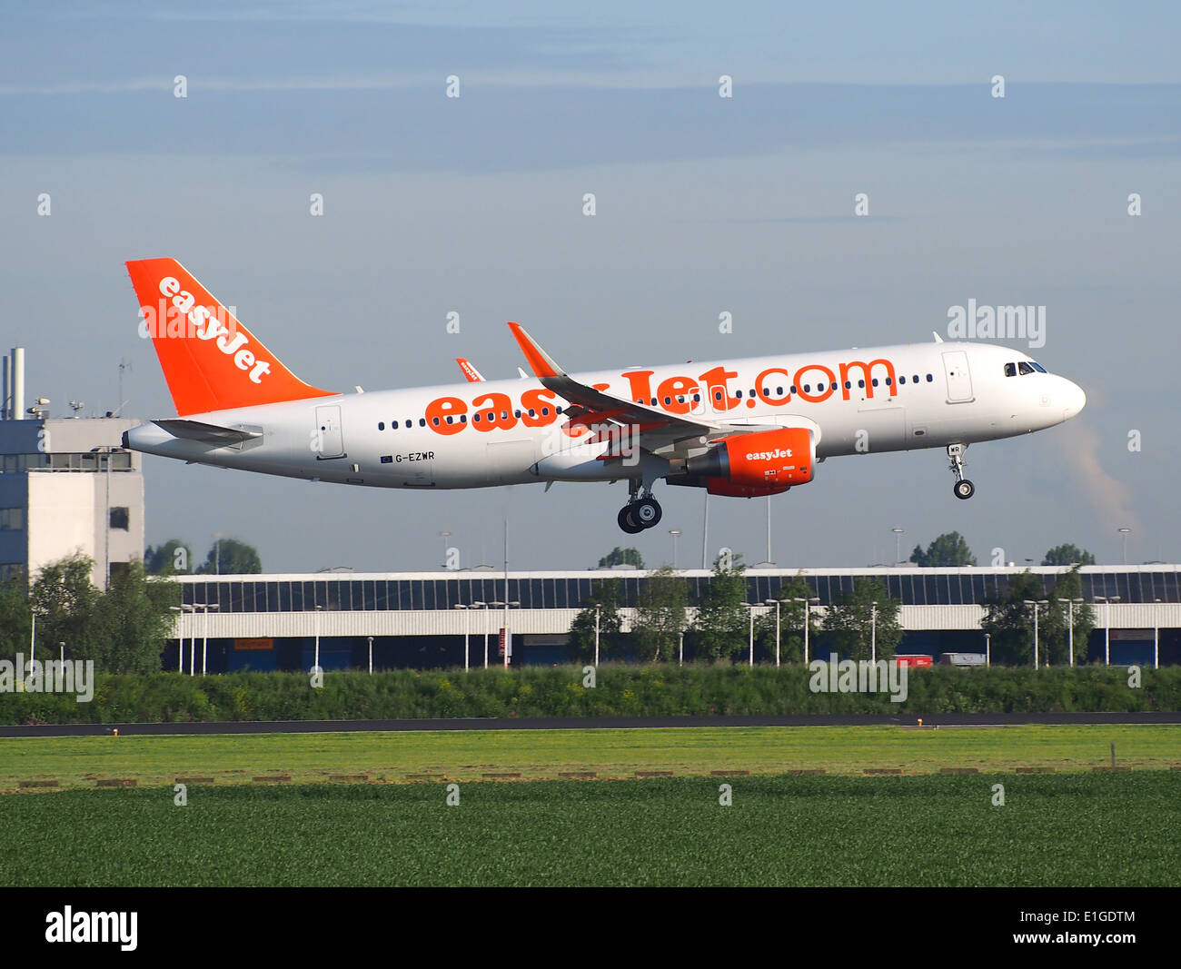 G-EZWR easyJet Airbus A320-214(WL) - CN 5981, atterrando all'aeroporto di Schiphol (AMS - EHAM), Paesi Bassi, 16 maggio2014, Foto Stock