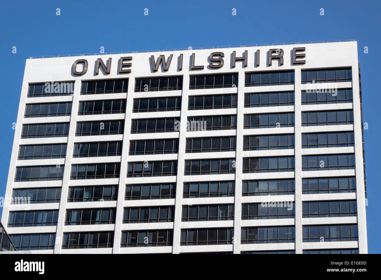 Los Angeles California, quartiere finanziario, un edificio del Wilshire, grattacielo, edificio degli uffici, cartello, segnaletica, moderno, architettura Skidmore, Owings, vetro, finestra Foto Stock