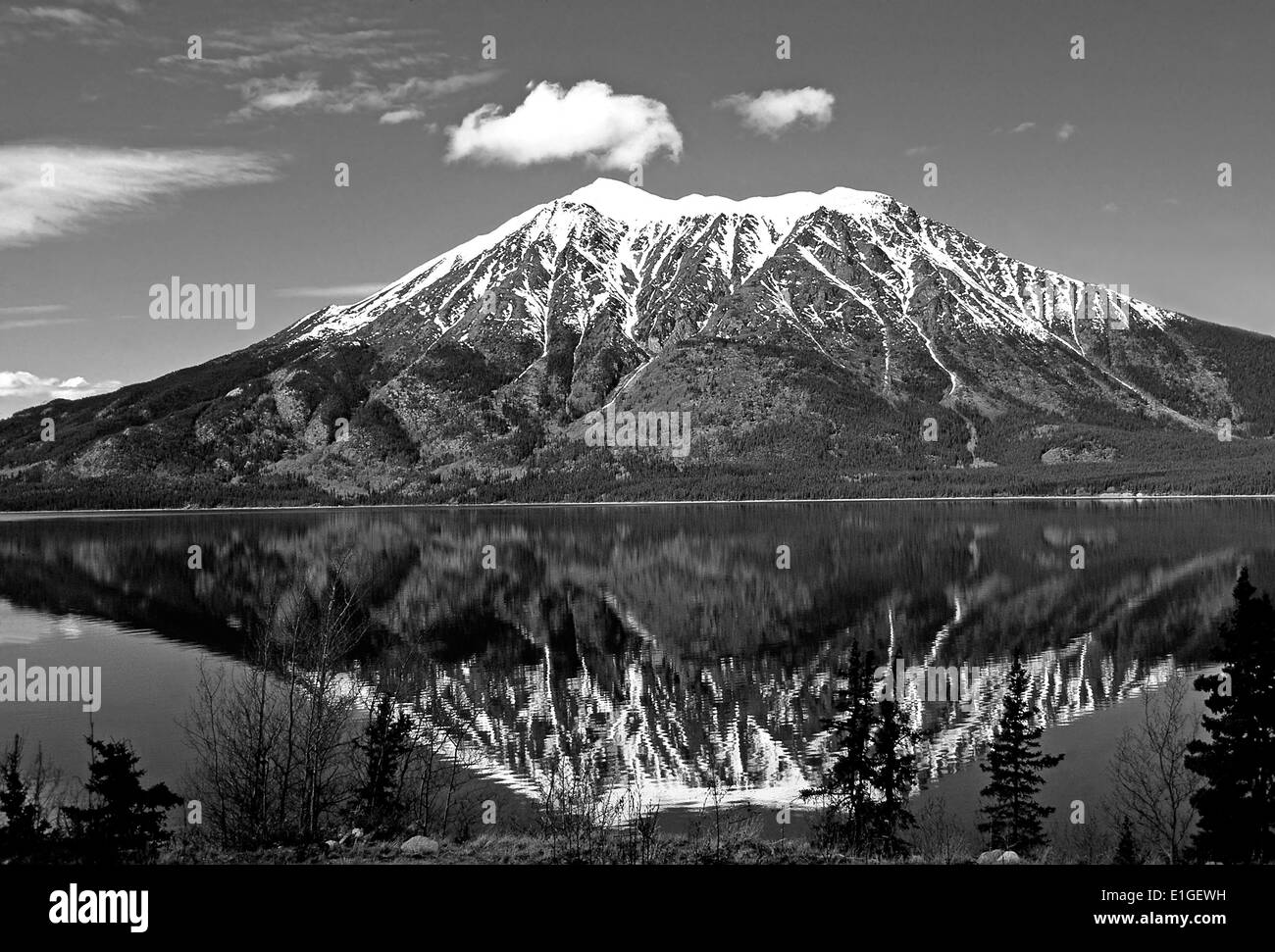 Una riflessione di Mt. Minto sul lago Atlin,British Columbia, Canada Foto Stock