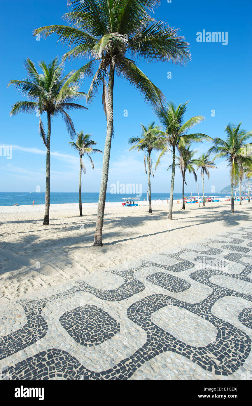 Classic vista della spiaggia di Ipanema Rio de Janeiro lungomare con palme e cielo blu Foto Stock