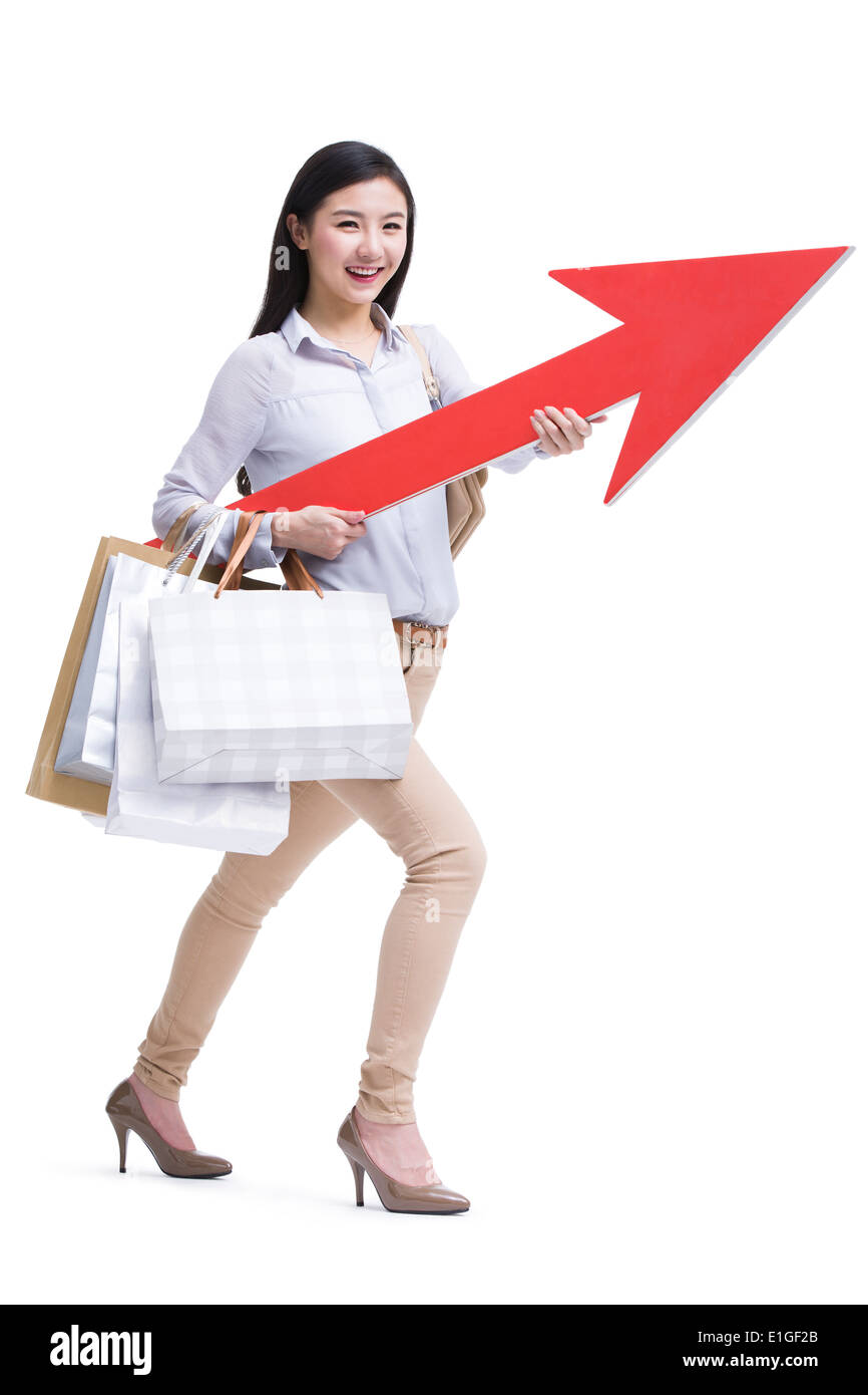 Giovane donna shopping con freccia rossa sign in mano Foto Stock
