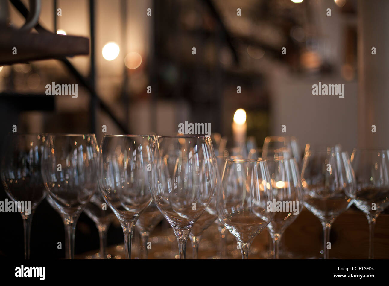 Bicchieri di vino schierate nel ristorante. Foto Stock