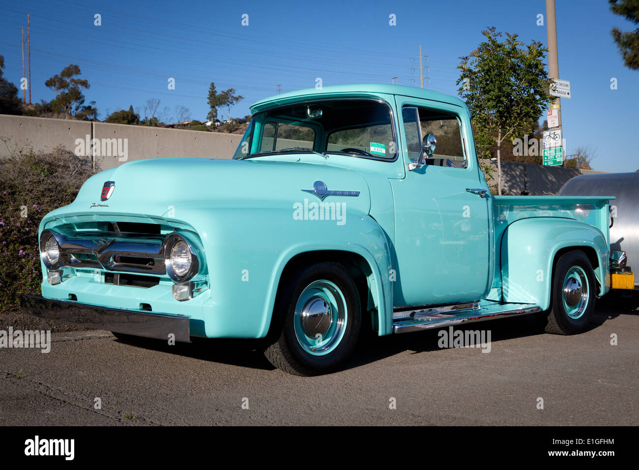 Luminose turquois vintage Ford F100 dal 1956, presso la Big3 swap meet, presso il parcheggio di Qualcomm Stadium, nel marzo 2014. Foto Stock