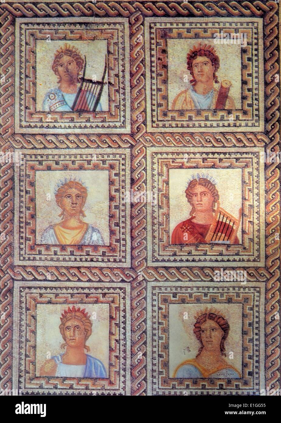Mosaico della dea greca delle arti, storia, musica e poesia. In data 1° secolo A.C. Foto Stock