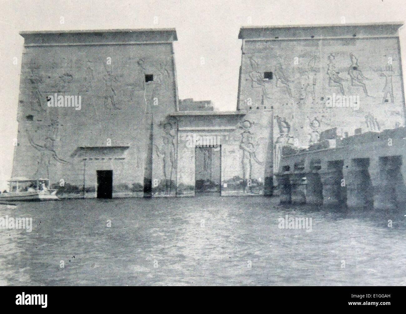 Fotografia del Tempio di Philae parzialmente sommerso dalle acque della diga di Assuan. Il tempio fu constucted per celebrare la dea Iside. Il tempio è stato spostato dal sito originale sull'isola di Philae, Agilkia isola. Costruito nella dinastia tolemaica. Foto Stock