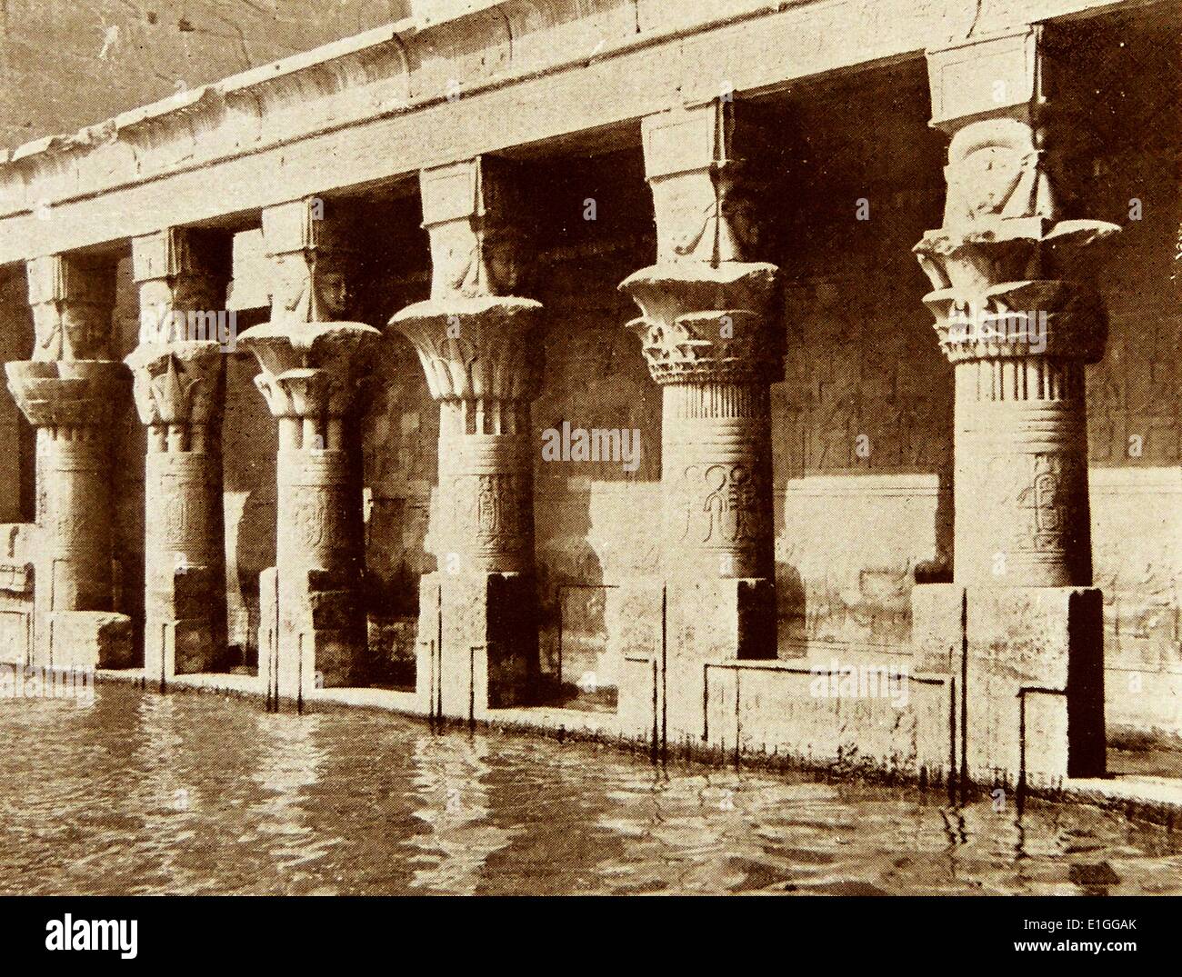 Fotografia del portico del tempio di Philae il tempio fu constucted per celebrare la dea Iside. Il tempio è stato spostato dal sito originale sull'isola di Philae, Agilkia isola. Costruito nella dinastia tolemaica. Foto Stock