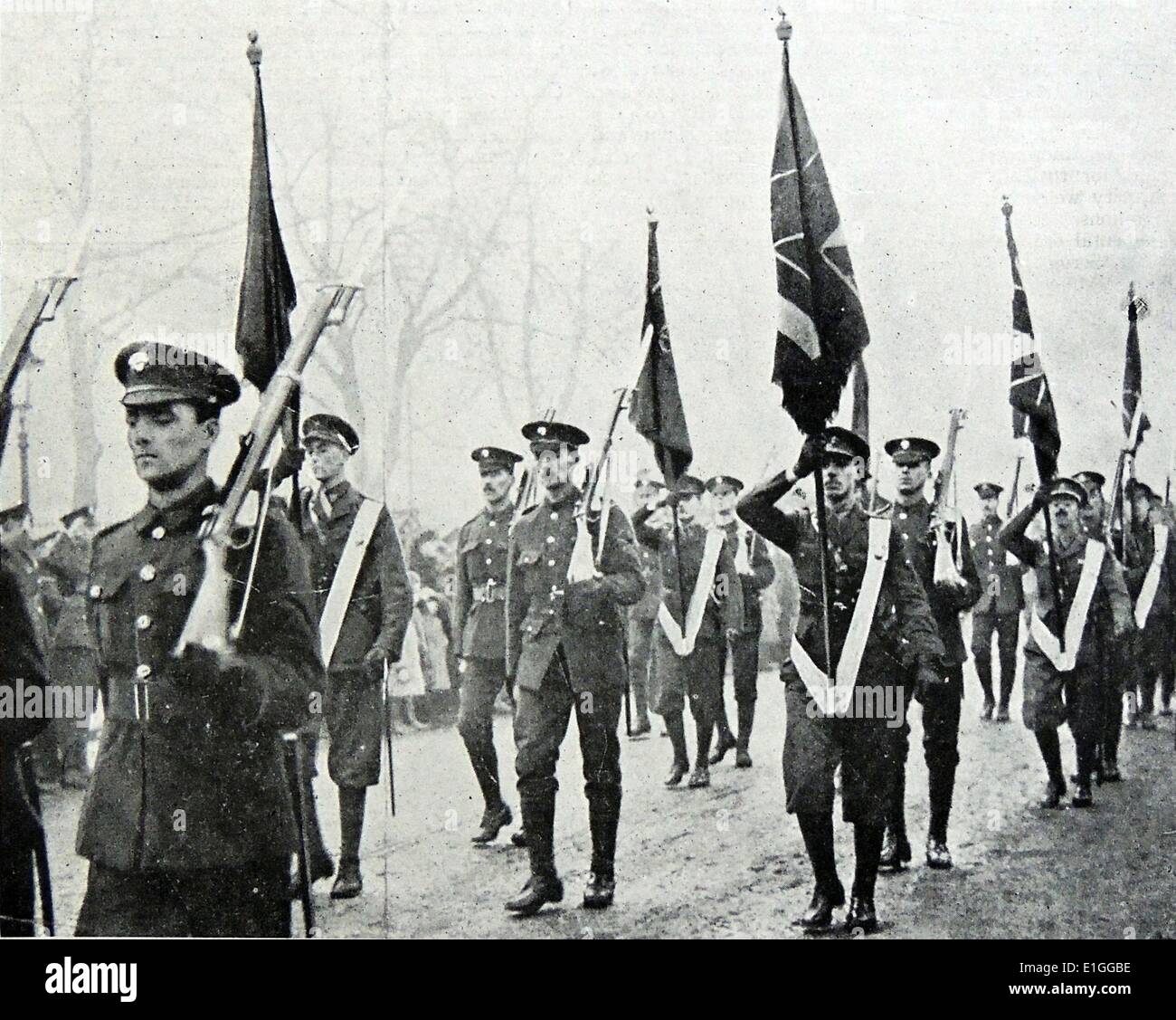 Le protezioni dei colori destinati a Colonia portati in processione attraverso le vie di Londra. Datata 1919 Foto Stock