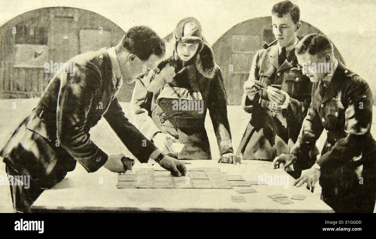 Fotografia dei piloti della Royal Air Force combinare una mappa per una notte-bombardamenti. Datata 1942 Foto Stock