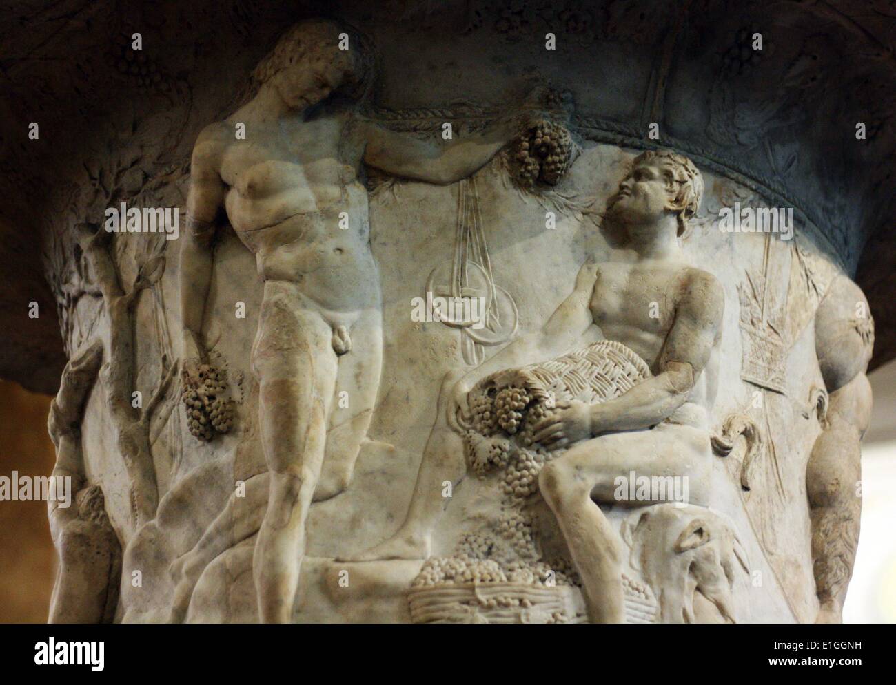 Piranesi Vase, romana, II secolo D.C. - frammenti di un vaso decorativo e molti altri monumenti incorporato in un italiano del xviii secolo composizione. Foto Stock