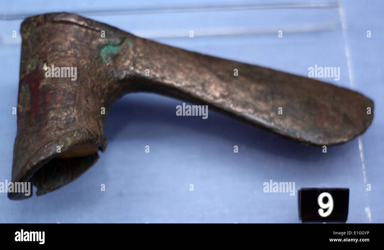 Il bronzo poco ax. L'angolo di lama contribuirebbe a perforare attraverso il bronzo per caschi di soldati in questo periodo. Da Ur sumeri, 2800-2500 A.C. Foto Stock