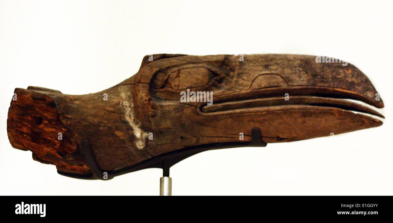 Raven cresta (red cedar) dalla cima di un palo o raggio di fine ottocento, popolazione Haida, Alaska o British Columbia. Costa nord-ovest dell'America. Foto Stock